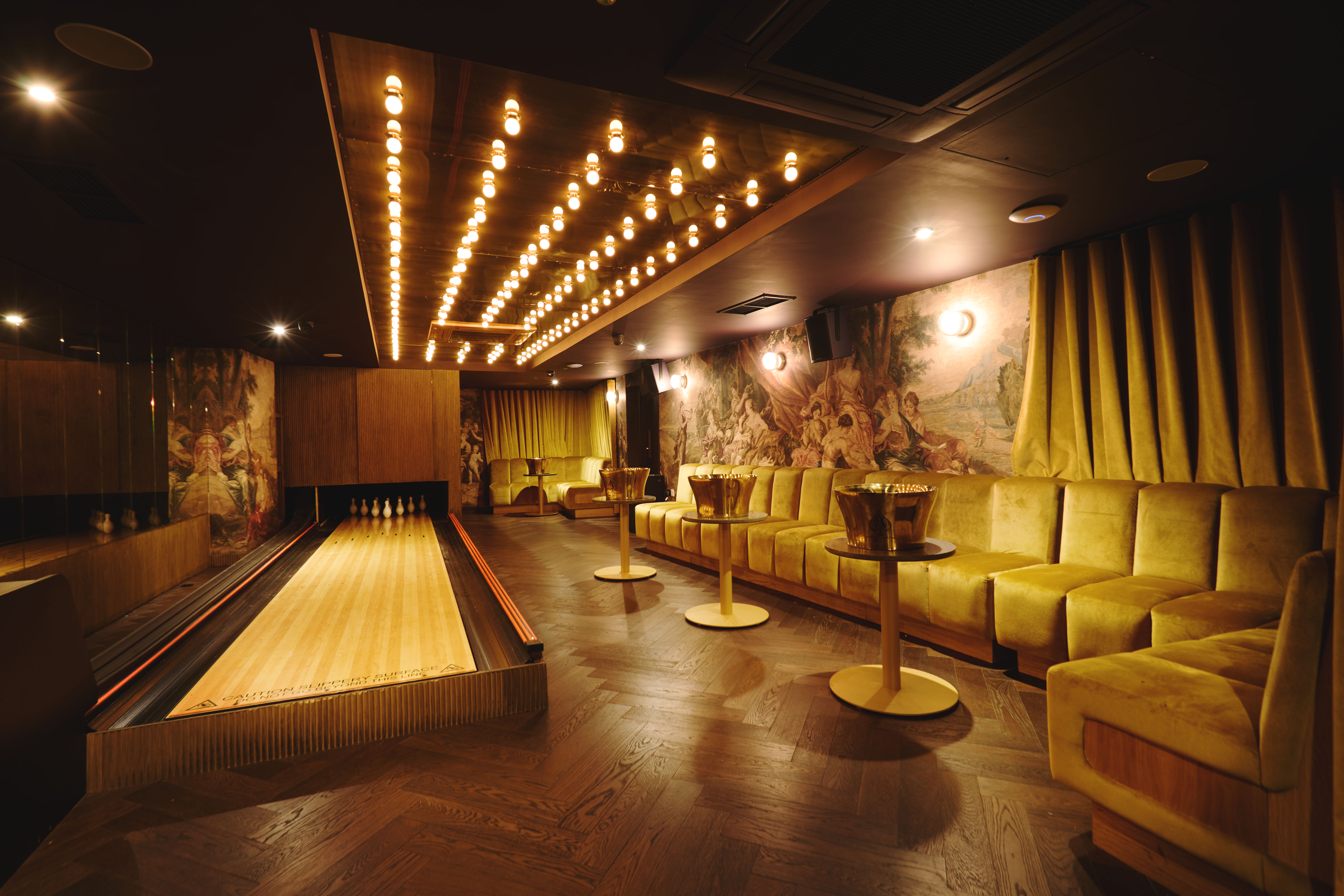 Vip Bowling Room - bcbsufmx4ru.jpg