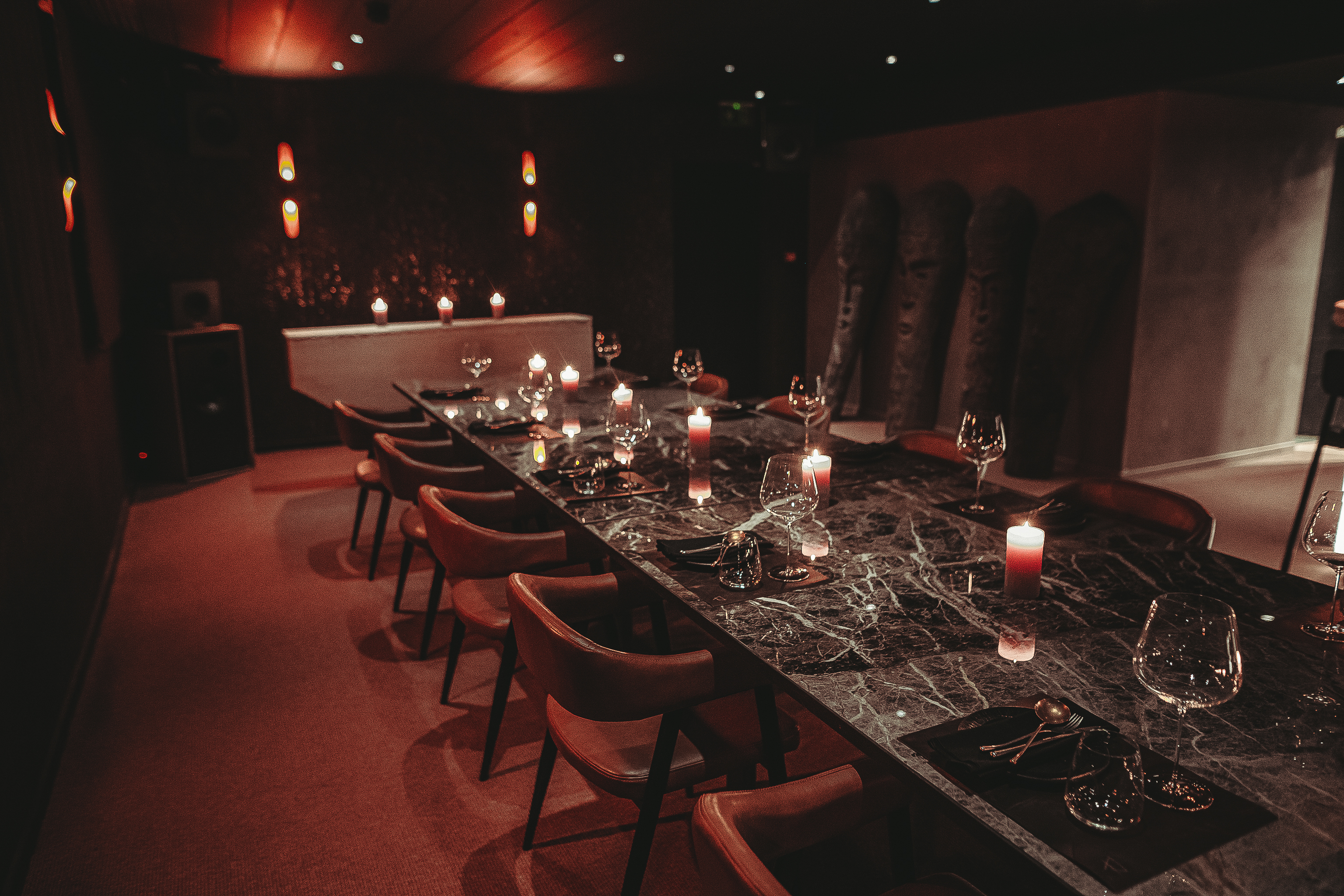 Etna in Hora: Luxury marble dining table setup for corporate events and VIP breakout sessions.