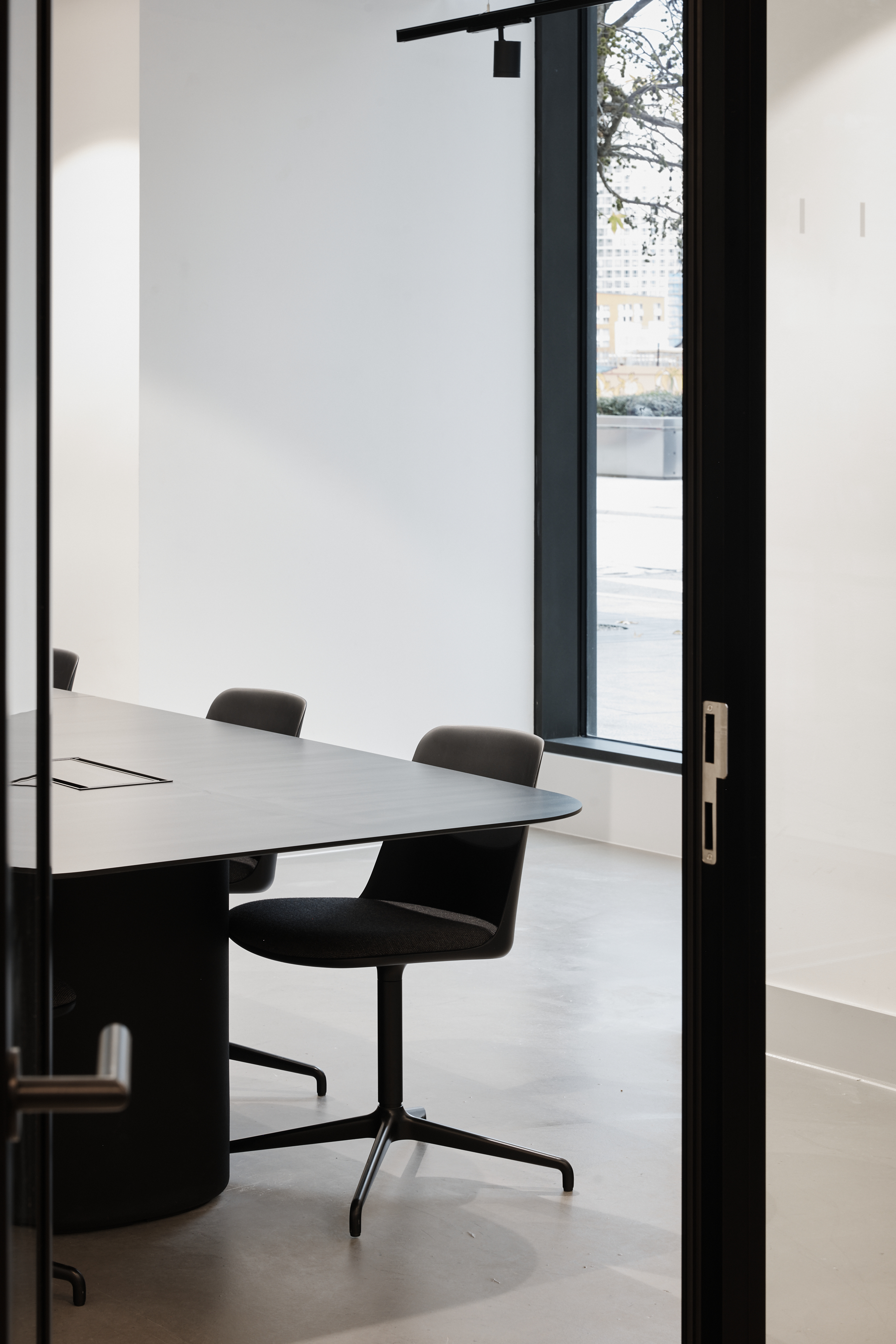 Modern meeting room at Broadwick Studio, perfect for executive meetings and brainstorming.
