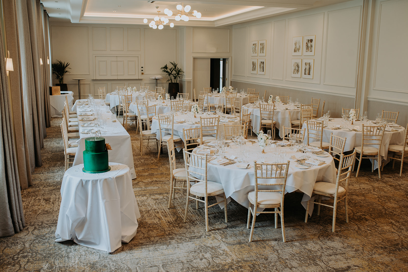 Eyre Suite at Horwood House: elegant banquet space for corporate meetings and events.