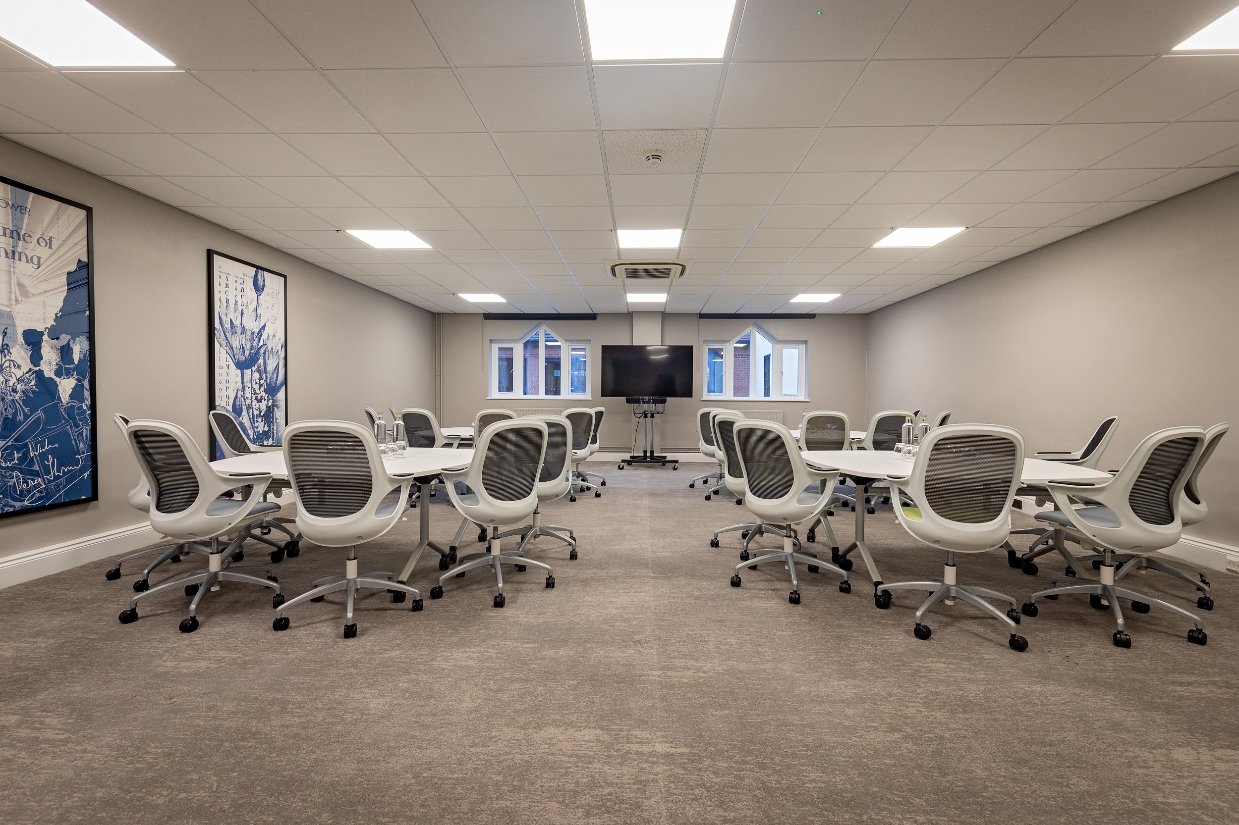Columbus Suite at Horwood House: modern meeting space with ergonomic seating for workshops.