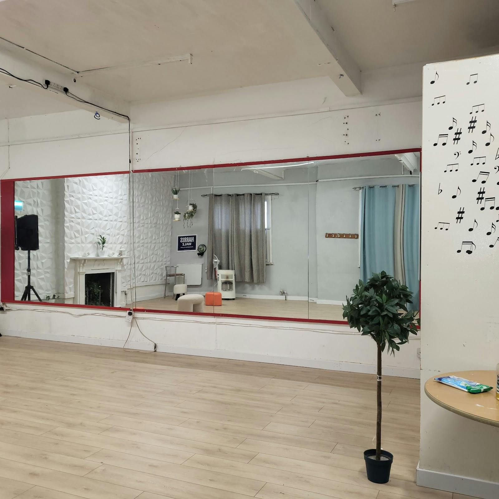 Sovereign Studios multi-purpose venue space with mirrors, ideal for workshops and dance classes.