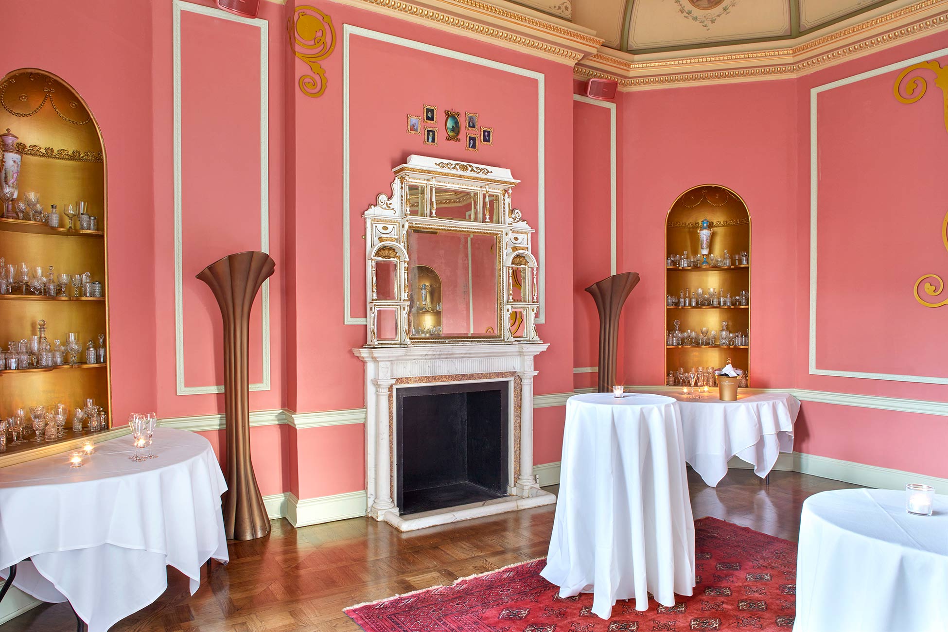 Charming event space House 21 with pink walls, ideal for meetings and receptions.