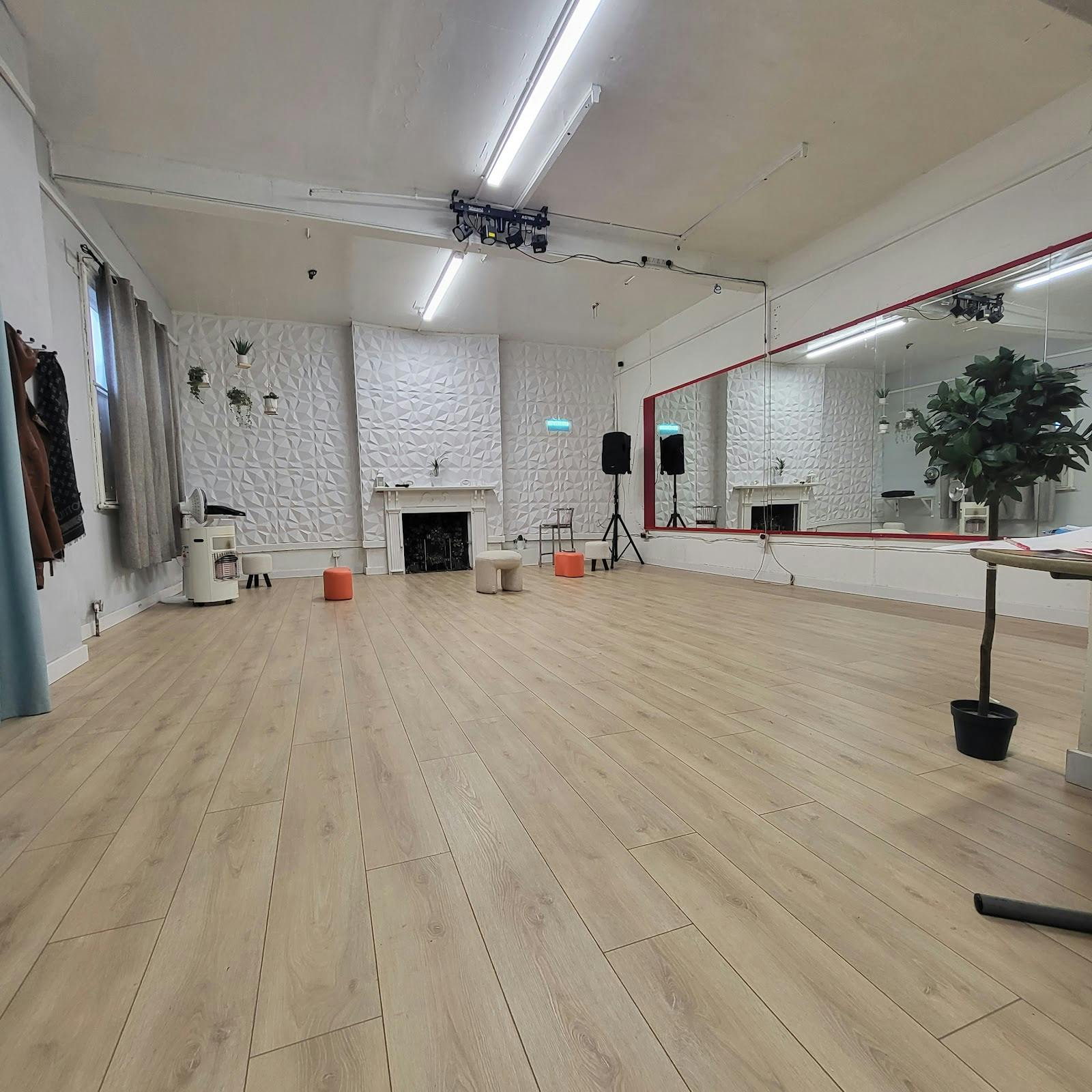 Blank-canvas studio with mirrors for workshops and boutique event hire.