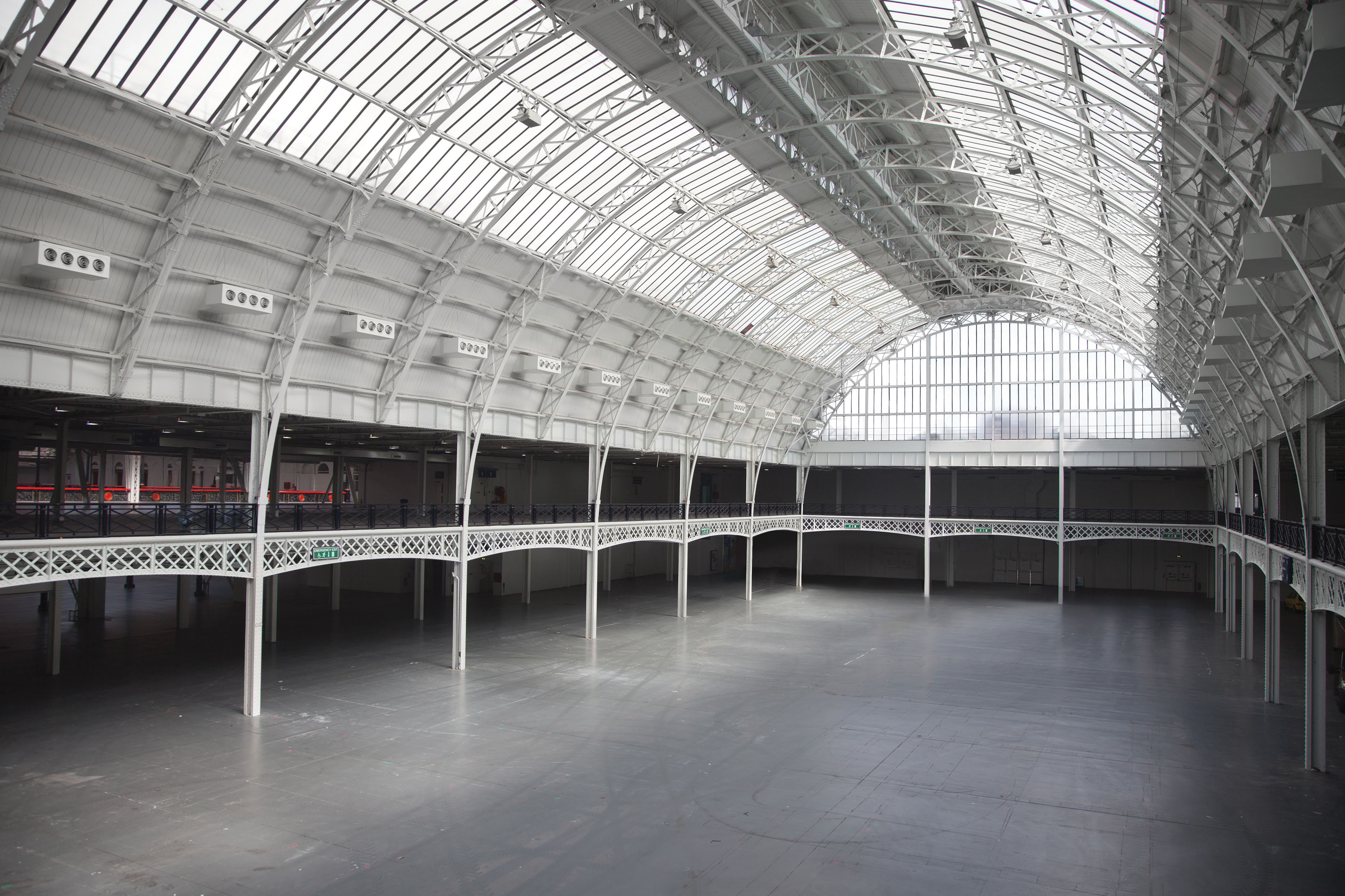 Spacious National Hall in Olympia with arched ceiling, perfect for conferences and events.