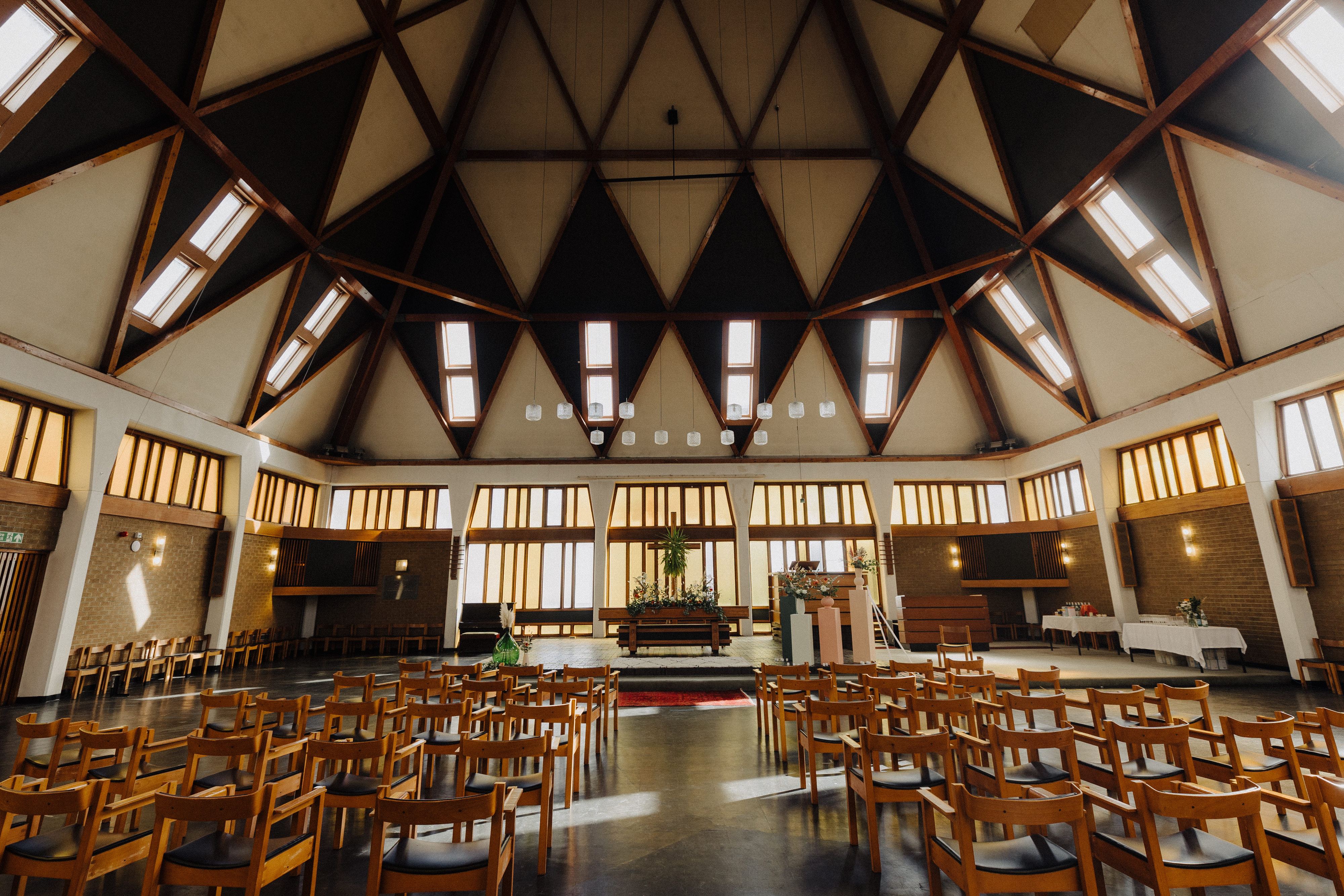 Pyramid Hall: spacious event venue with vaulted ceiling, perfect for conferences and ceremonies.