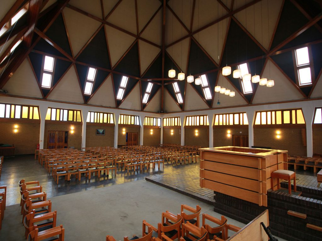 Pyramid Hall: spacious conference venue with high ceilings and inviting ambiance.