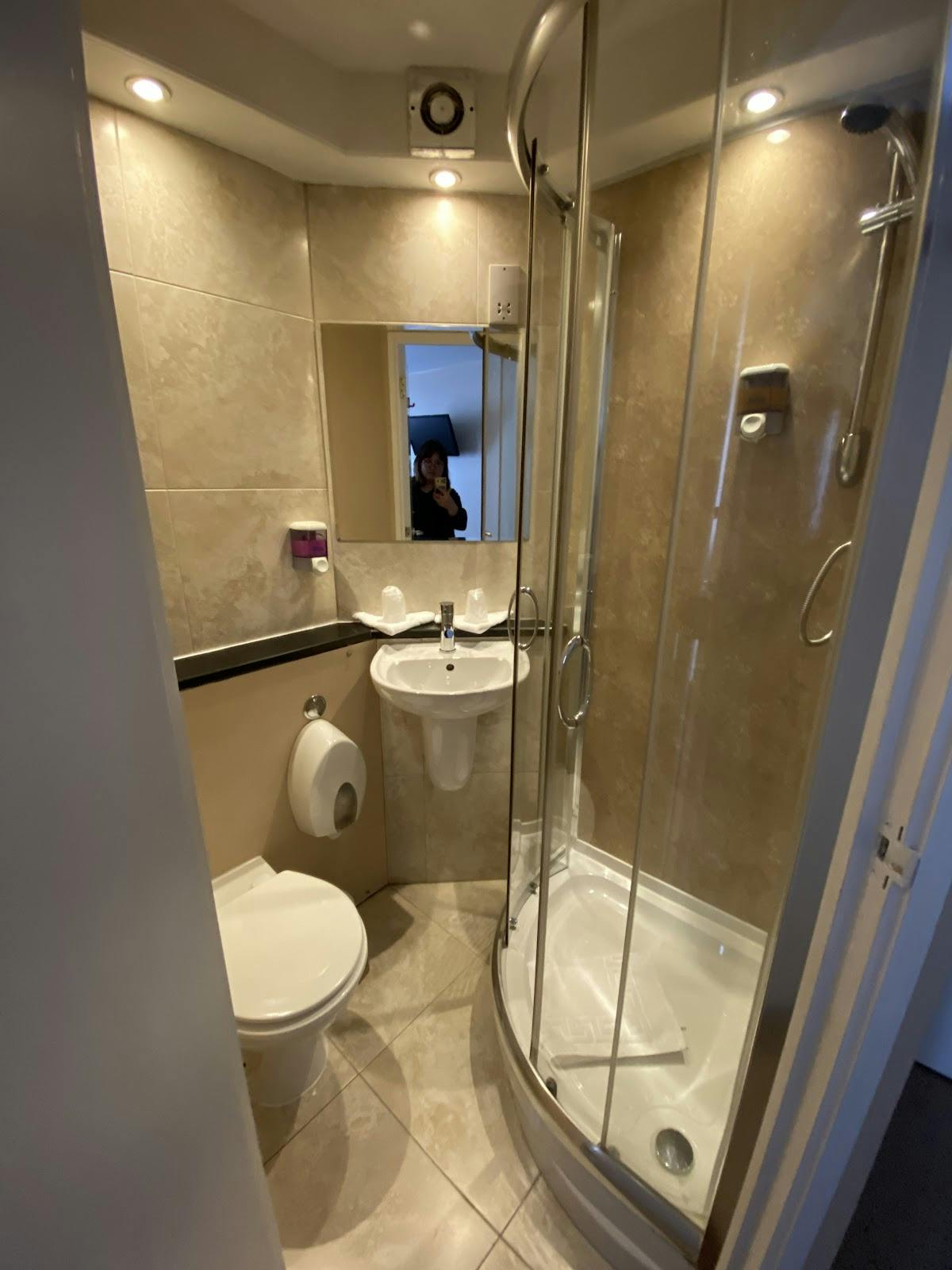 Stay Inn Hotel - >Jiwon Kokomong Kim</a>