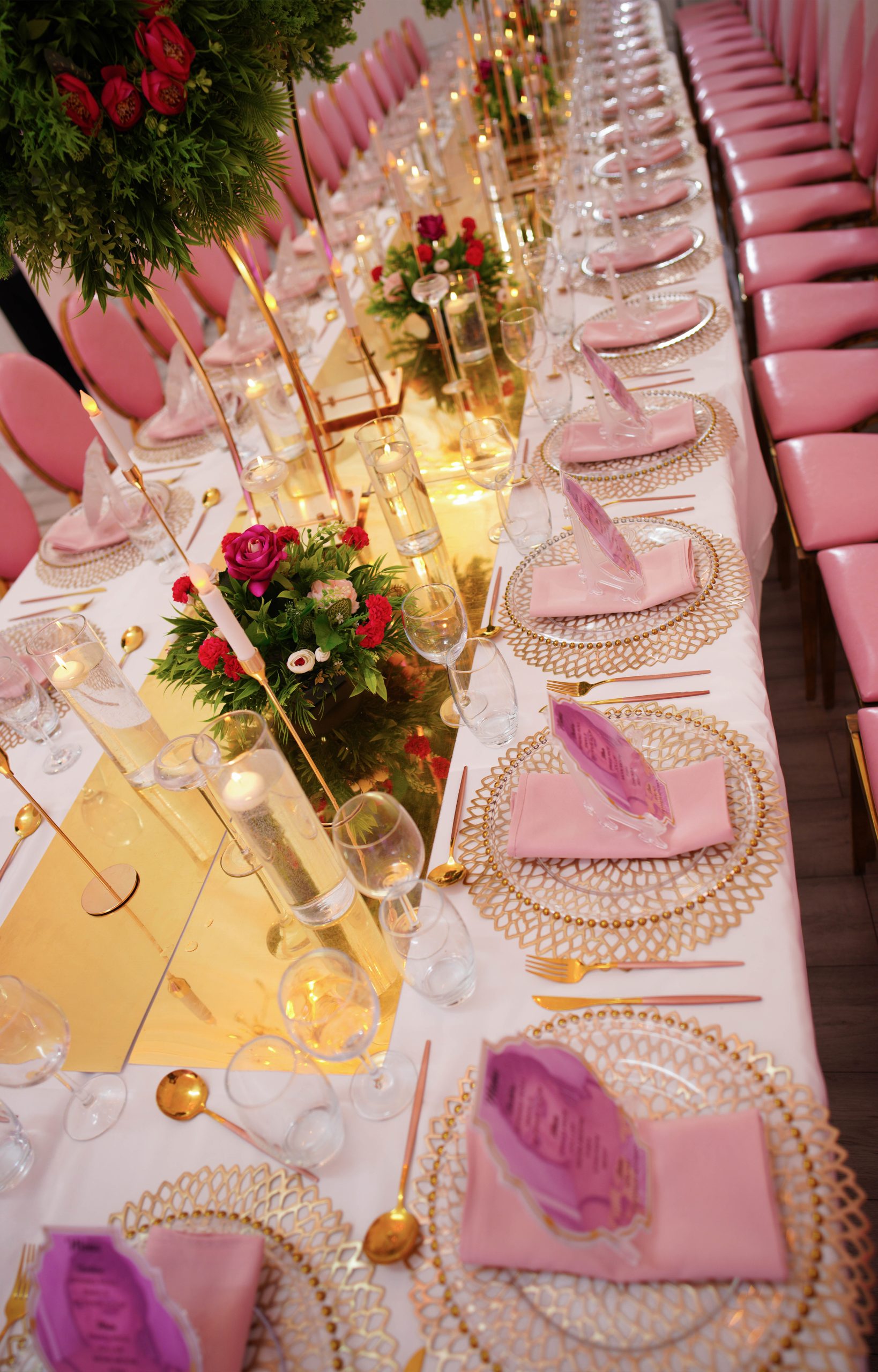 Elegant dining table setup for chic events with gold accents and floral centerpiece.