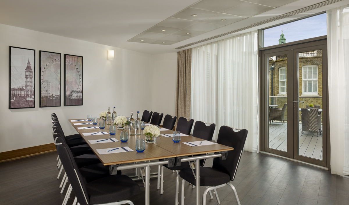 Terrace Suite meeting room with natural light, ideal for professional gatherings and brainstorming.