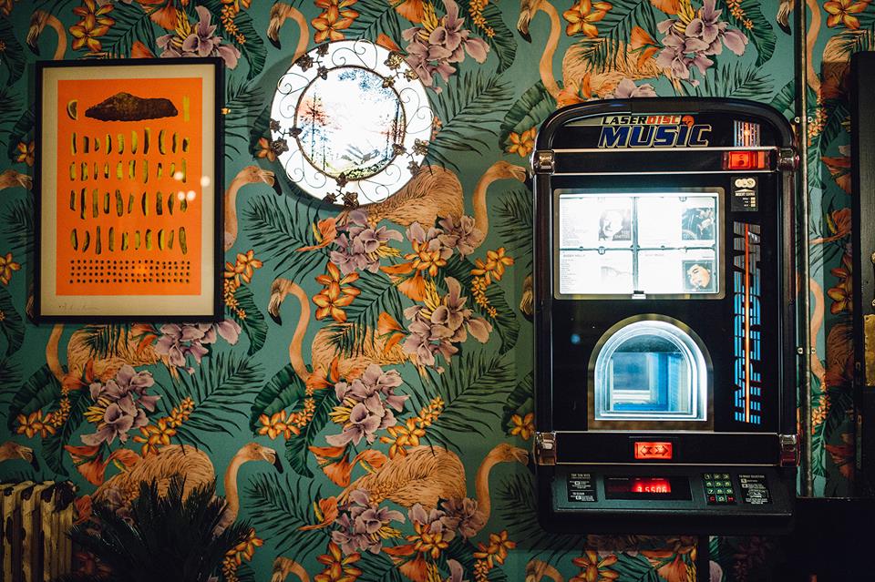 Montana Lounge in Trof with retro jukebox, perfect for themed parties and gatherings.