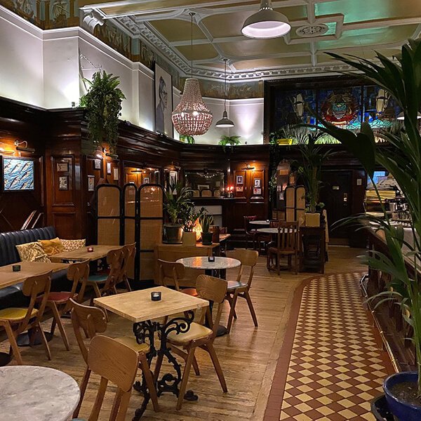 Modular event venue in Leith with ambient lighting, perfect for boutique pop-ups and networking.