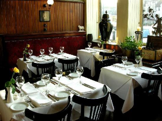 Upscale restaurant in The Shore at Leith with crisp white linens for fine dining and group events.