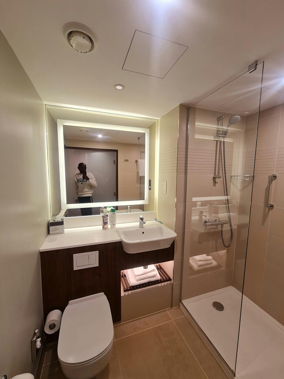 Courtyard By Marriott Edinburgh West Hotel - >Temi Gomes</a>