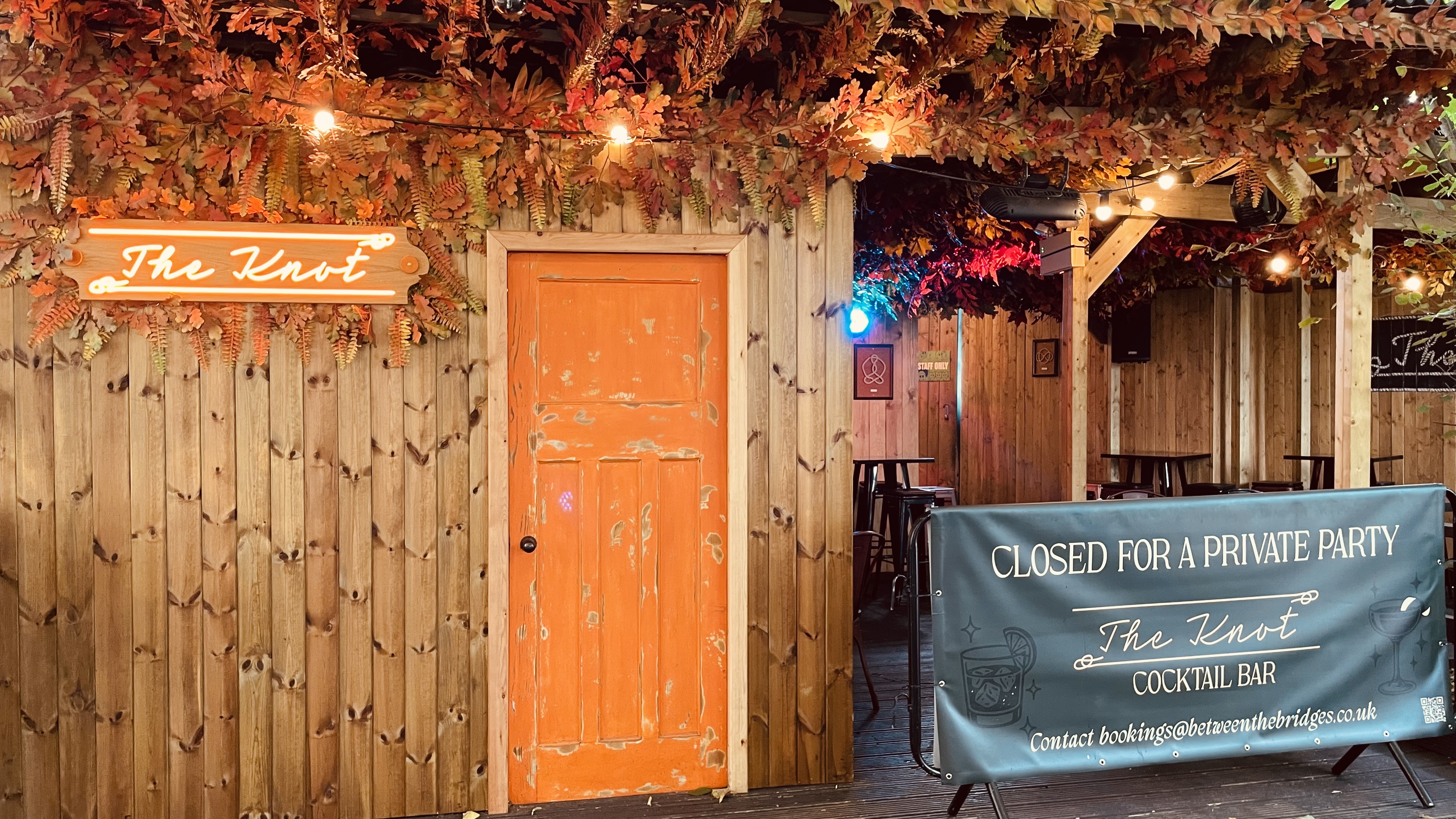 Cozy rustic venue The Knot in Between The Bridges, perfect for intimate autumn gatherings.