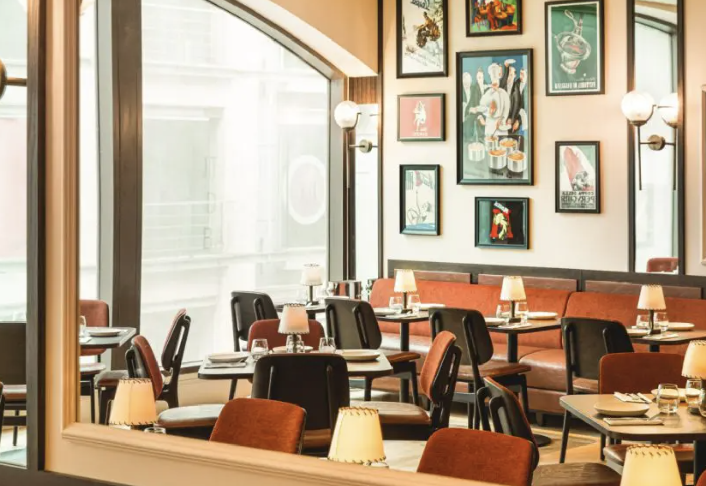 Stylish restaurant venue in Luci, perfect for meetings and dining events with natural light.