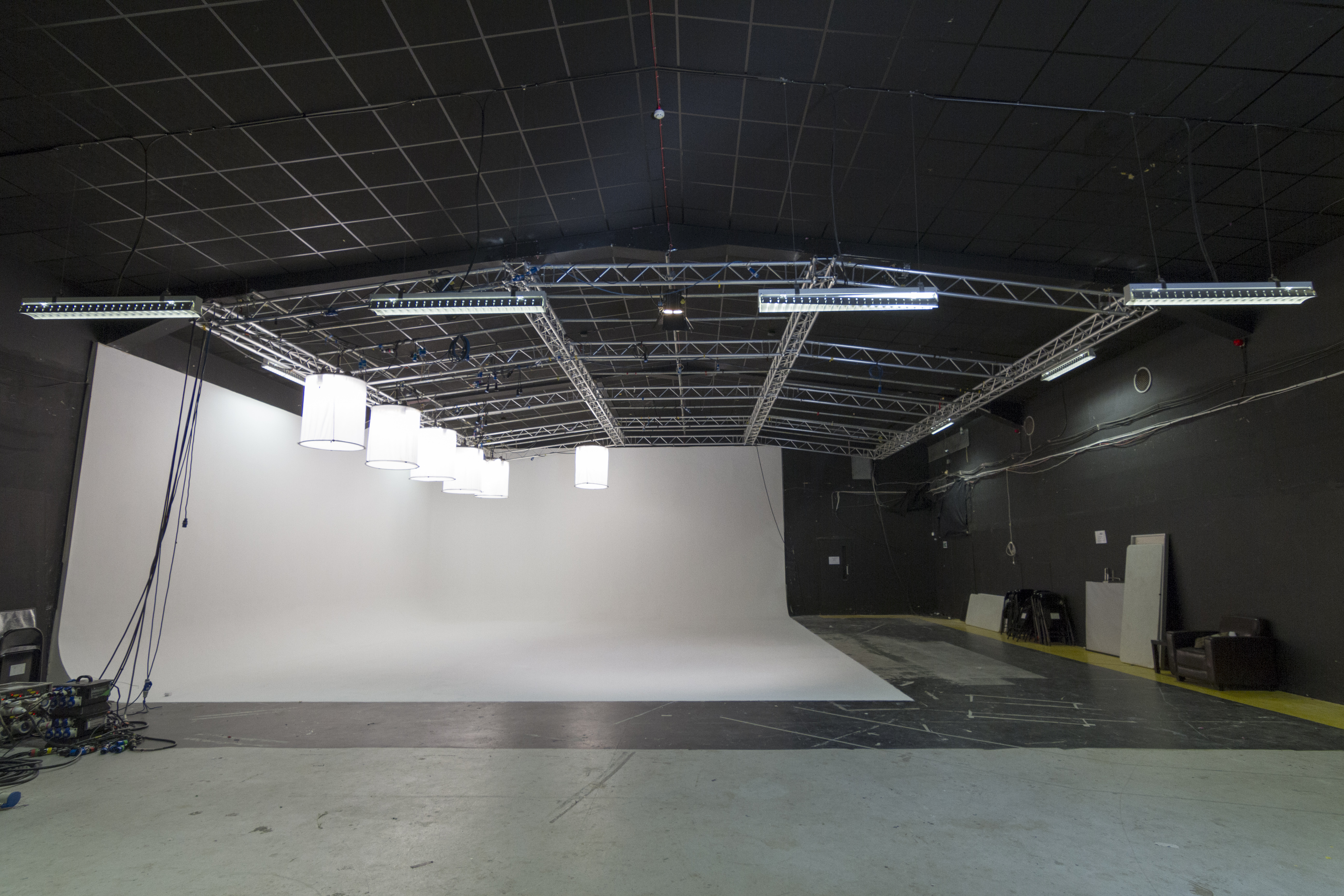 Studio 1 - xh52luoqygb.jpg