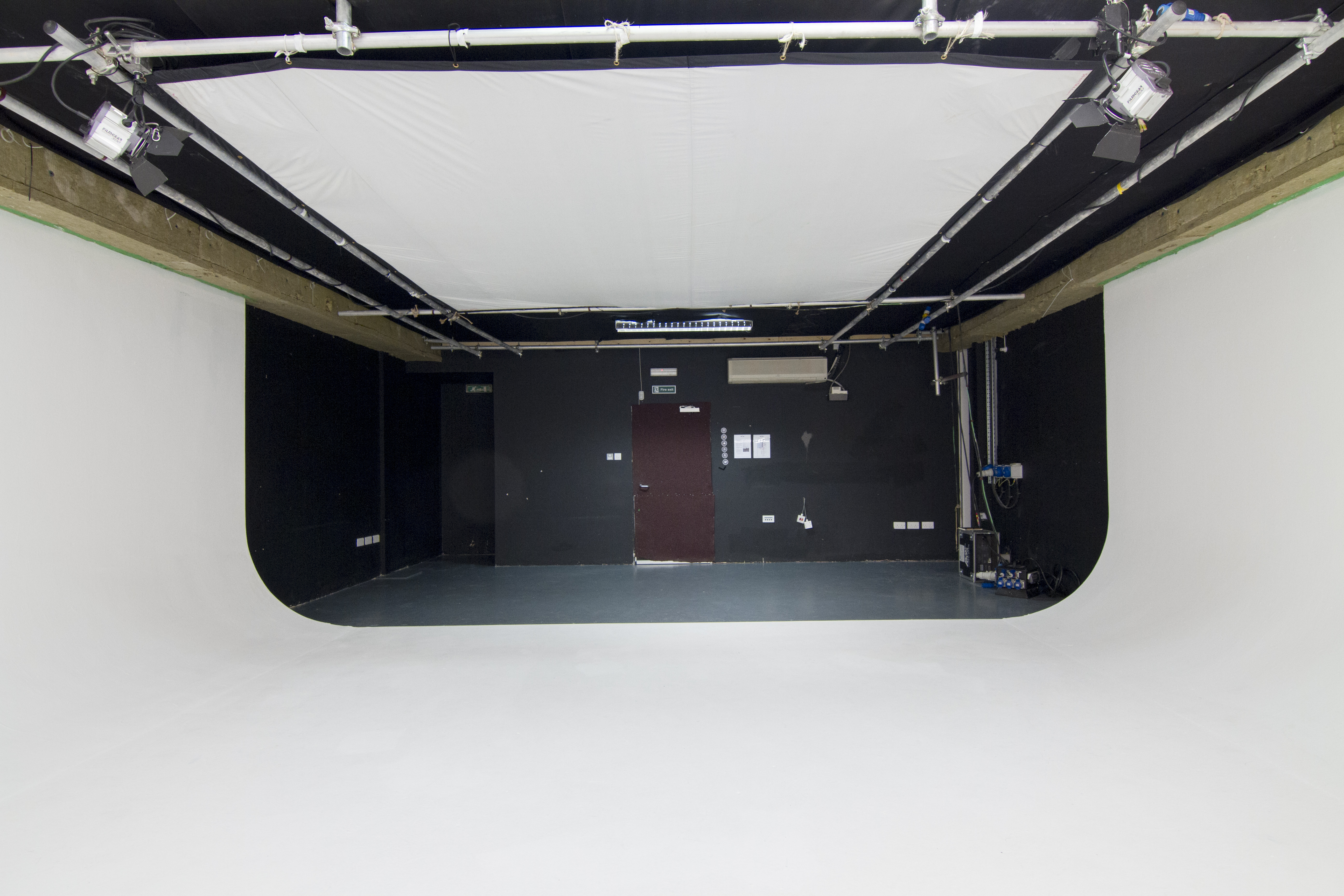 Studio 2 - 3gixc34rqq2.jpg