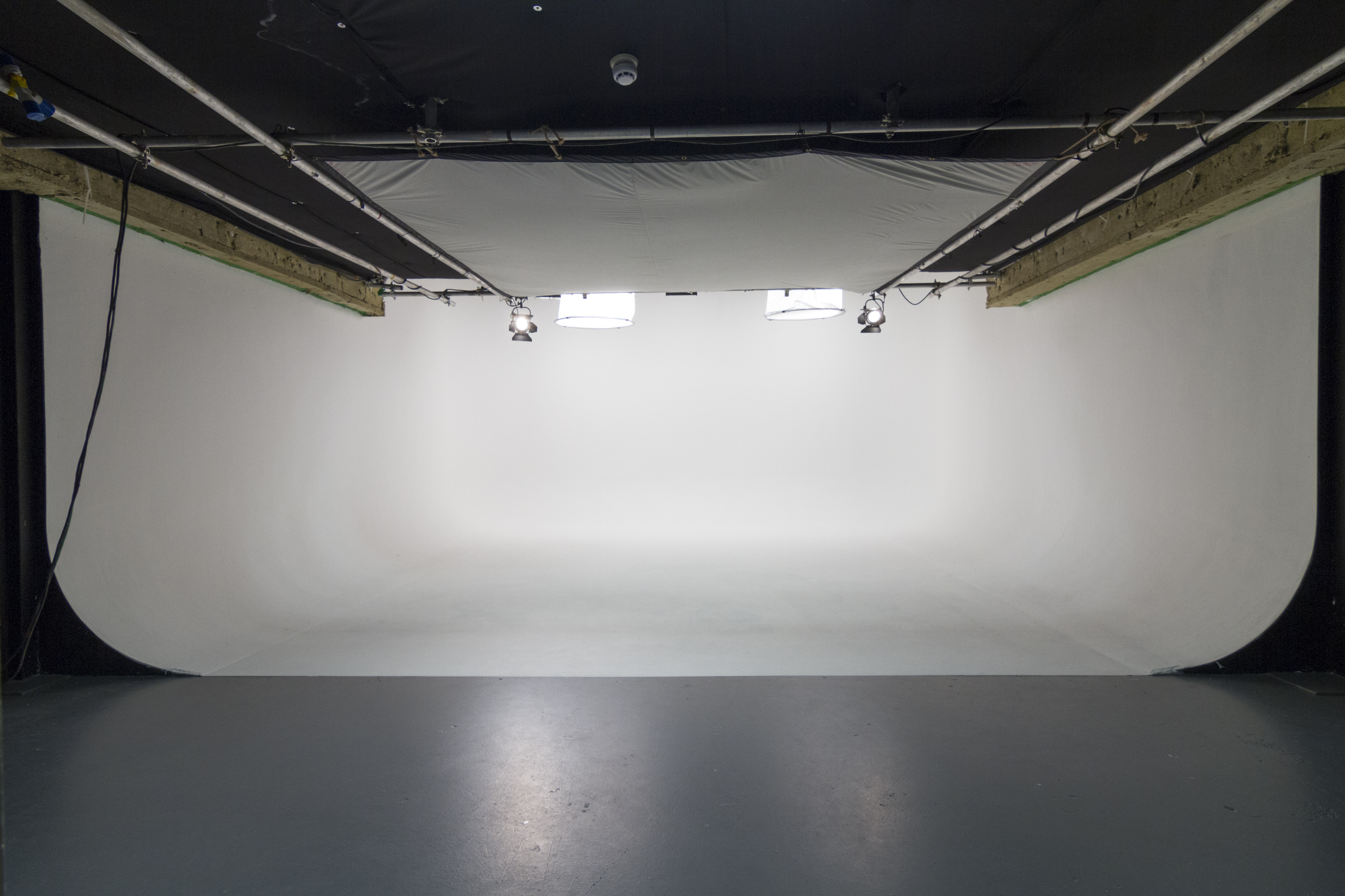 Studio 2 - 5yjsulpszgn.jpg