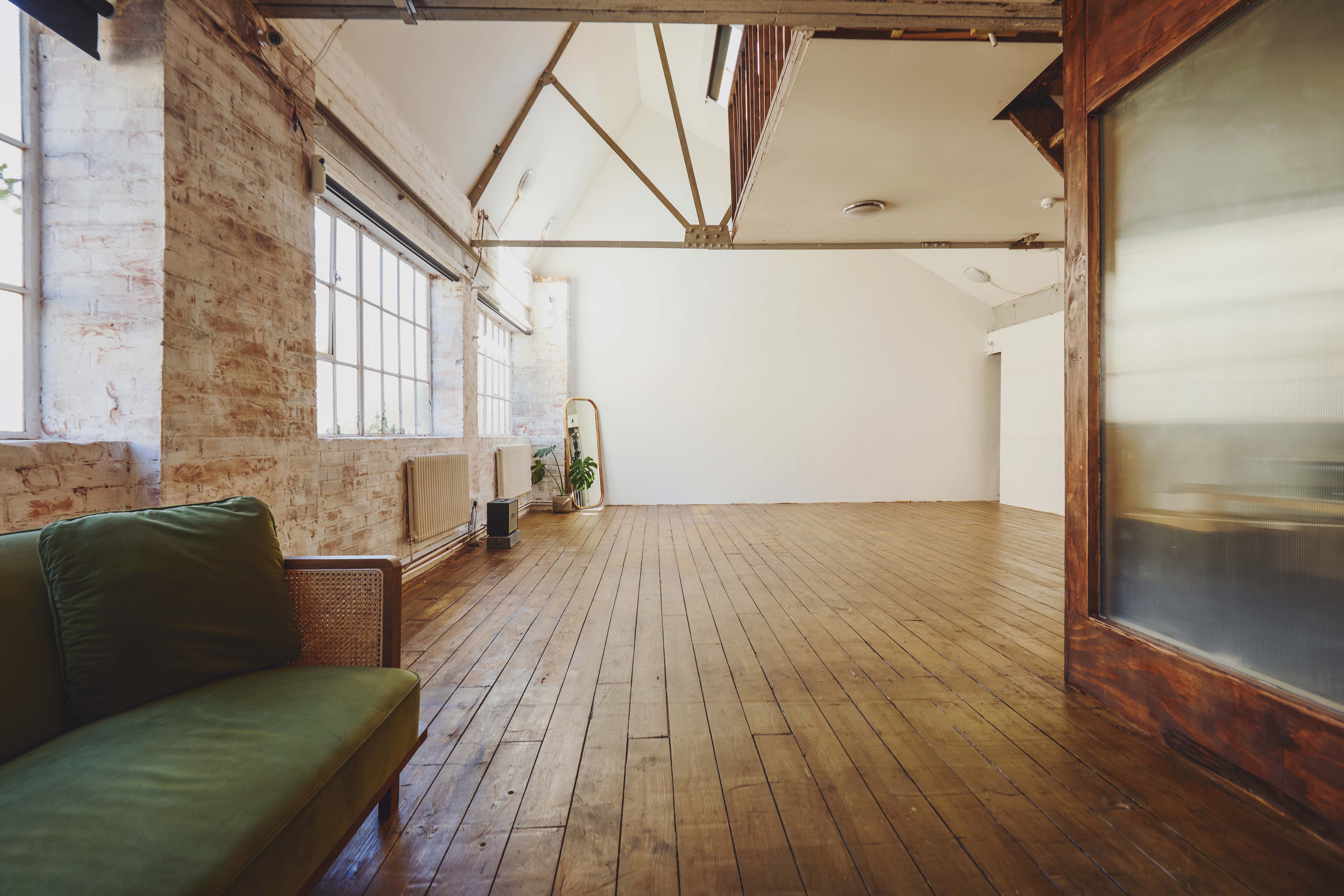 Studio - 2orlb5ml1tl.jpg