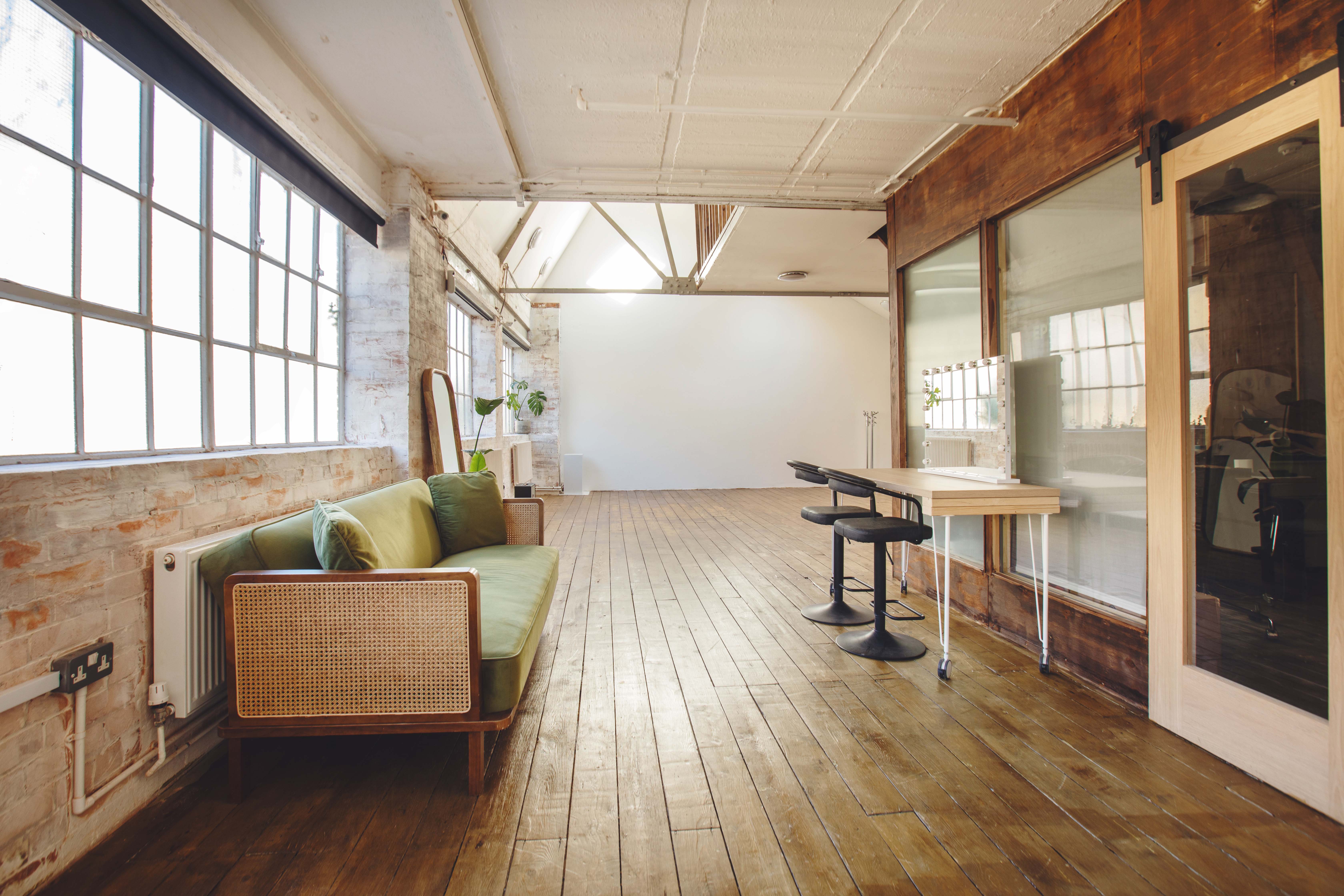 Studio - srnjdtoe2rn.jpg