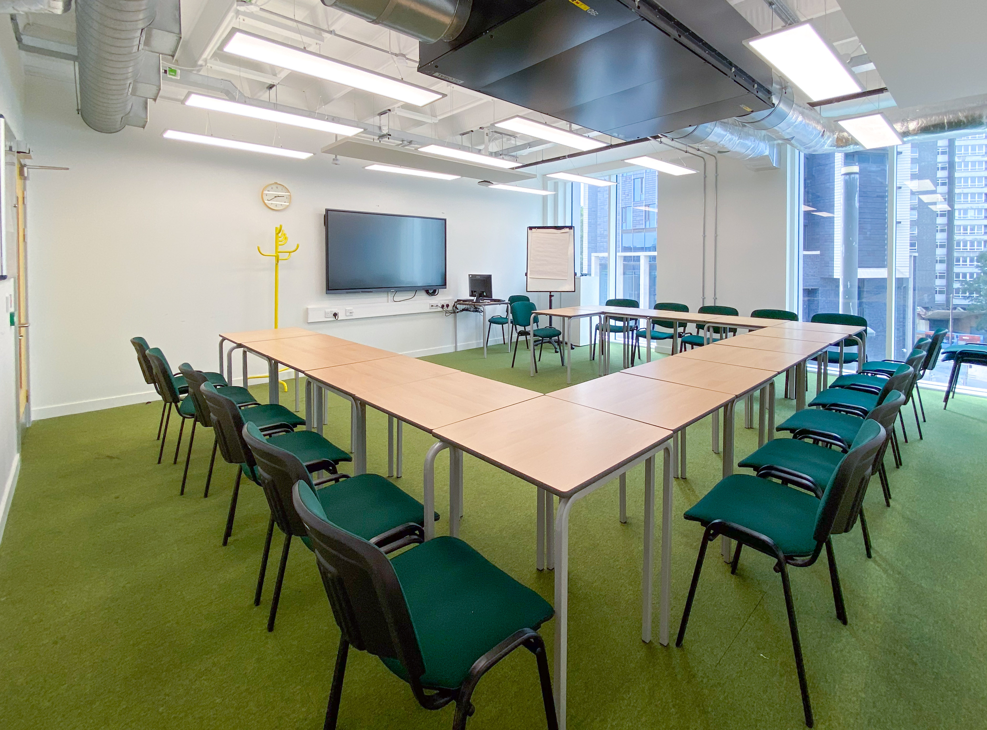 U-shaped meeting room with natural light, ideal for workshops and team meetings.