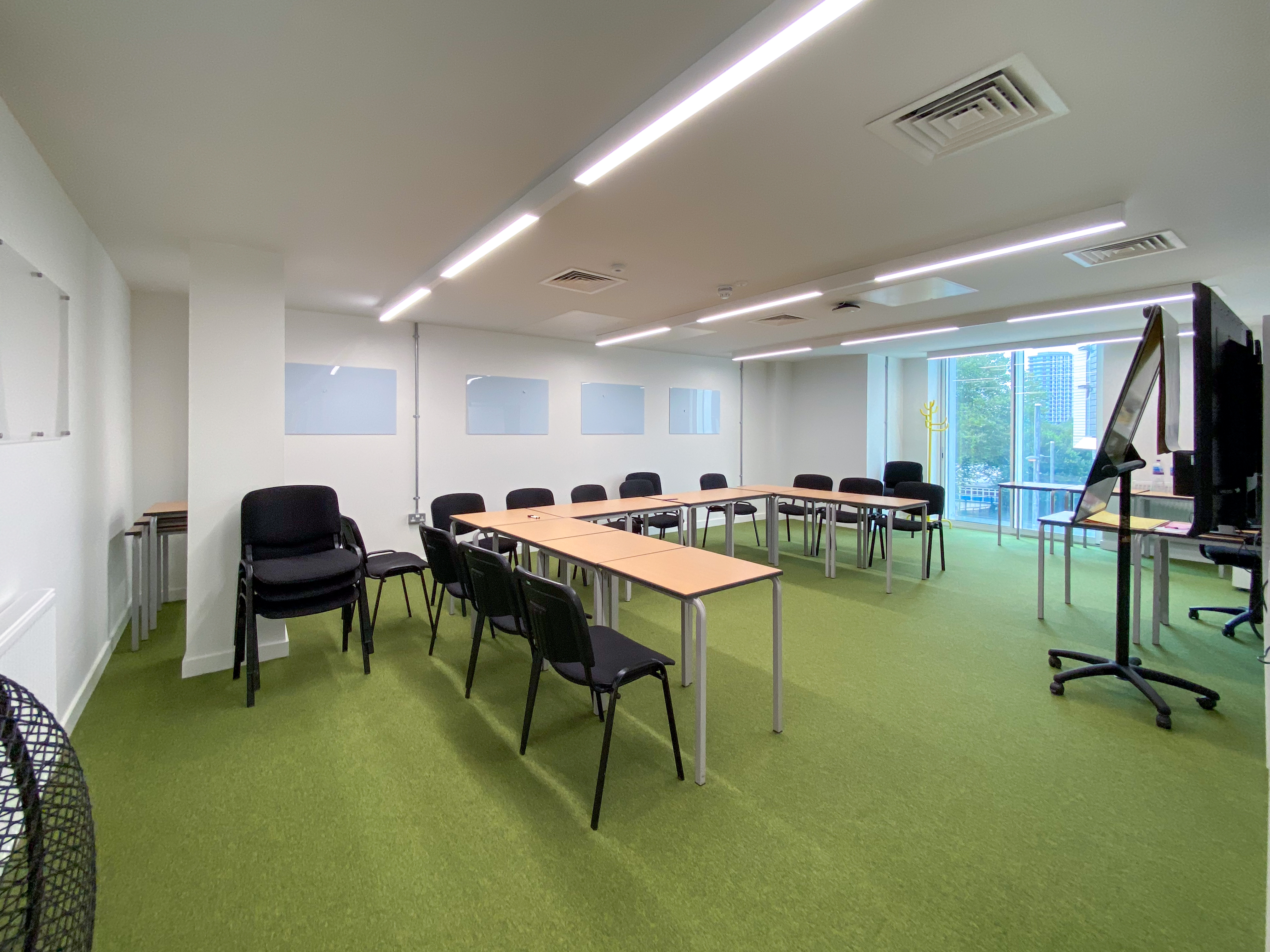 Versatile meeting room with flexible seating, ideal for workshops and brainstorming sessions.