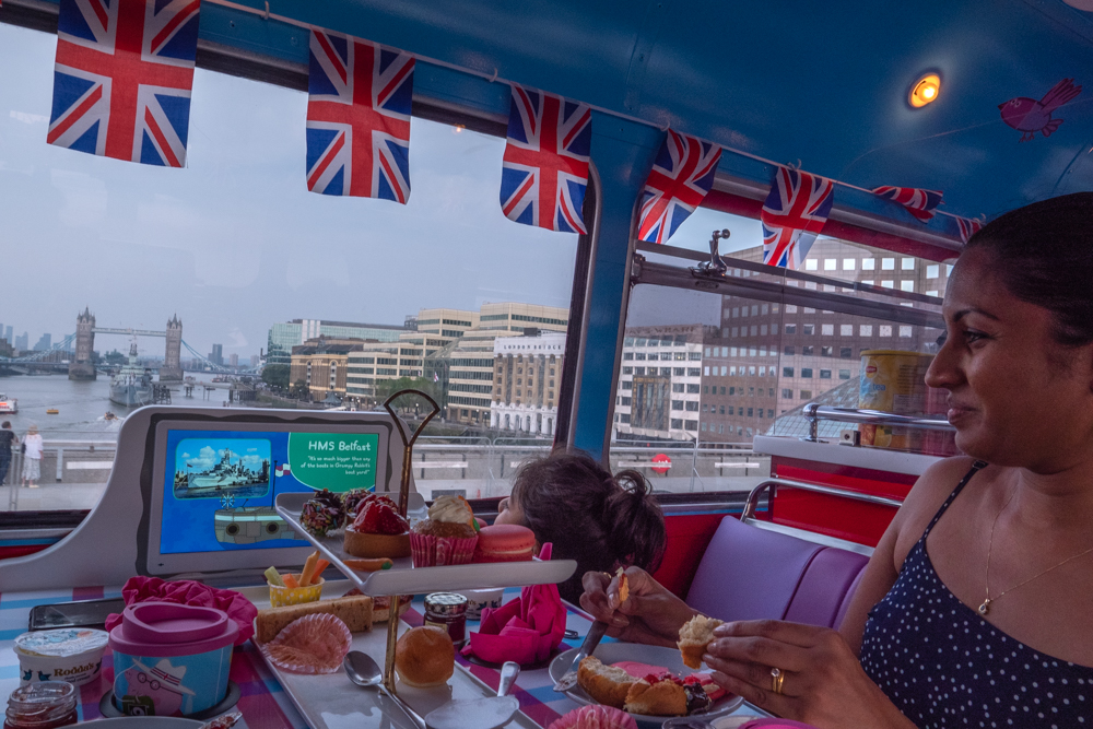 Peppa Pig Party Bus Hire - r4gtrmujmly.jpg