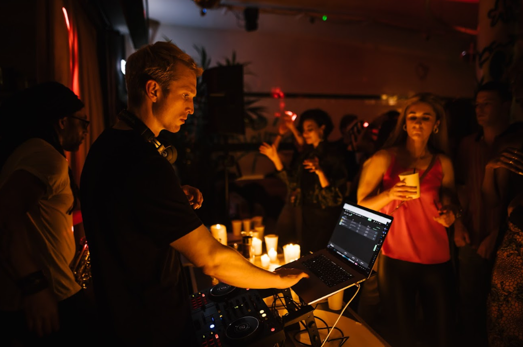  The Lounge - qlmcfndj24k.png