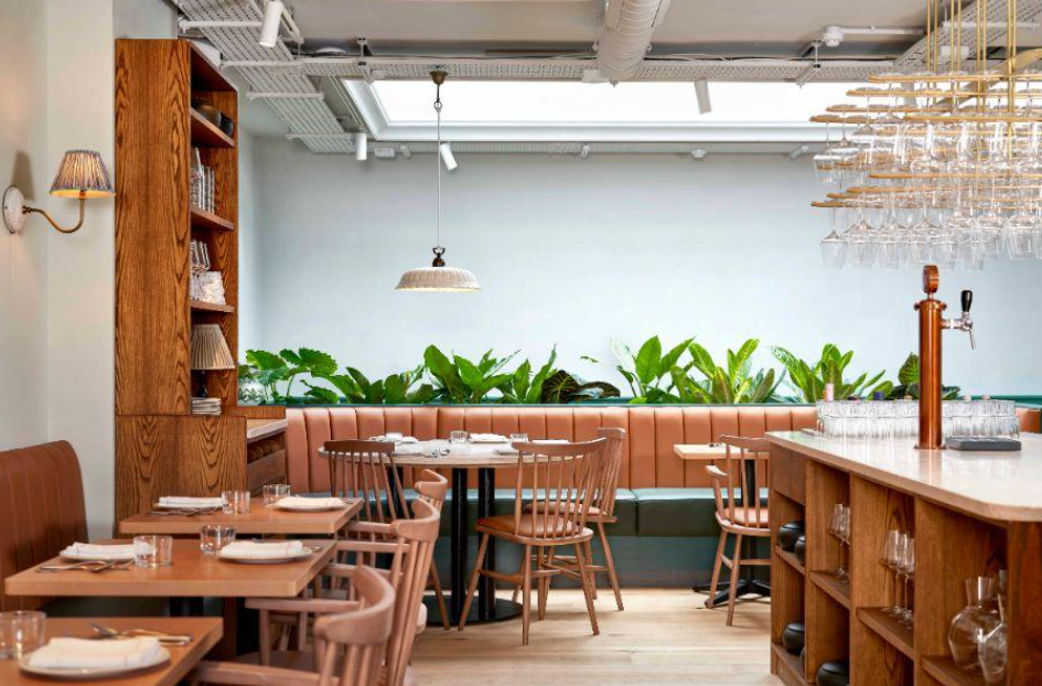 Lisboeta First Floor: versatile board breakout space with bar for intimate corporate dinners.