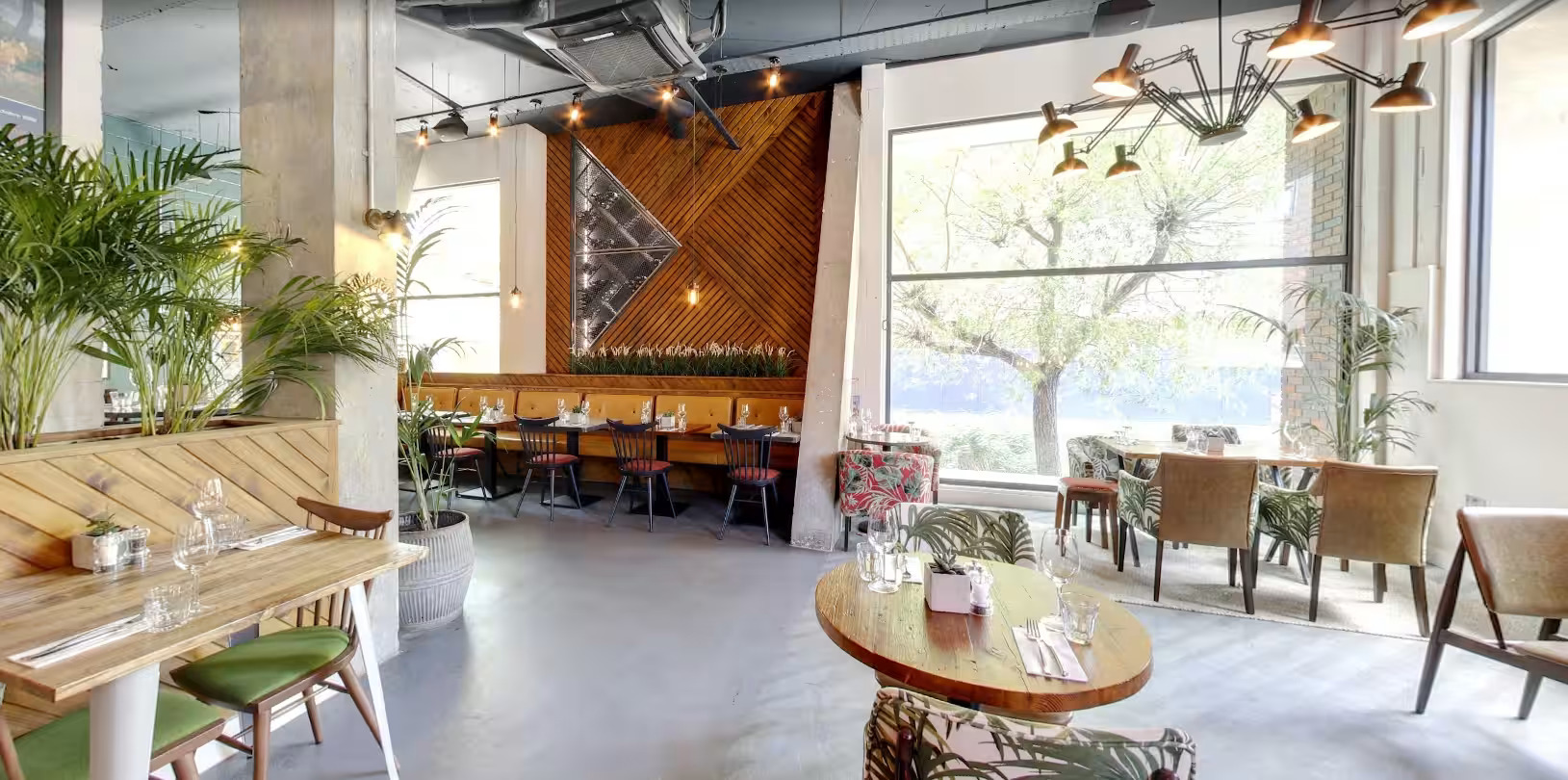 Industrial Leadbelly’s sports bar venue for corporate networking and business lunches.