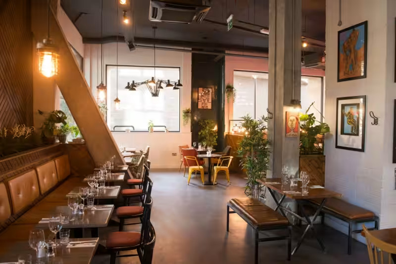 Leadbelly’s industrial-chic sports bar featuring flexible seating for networking events and dinners.