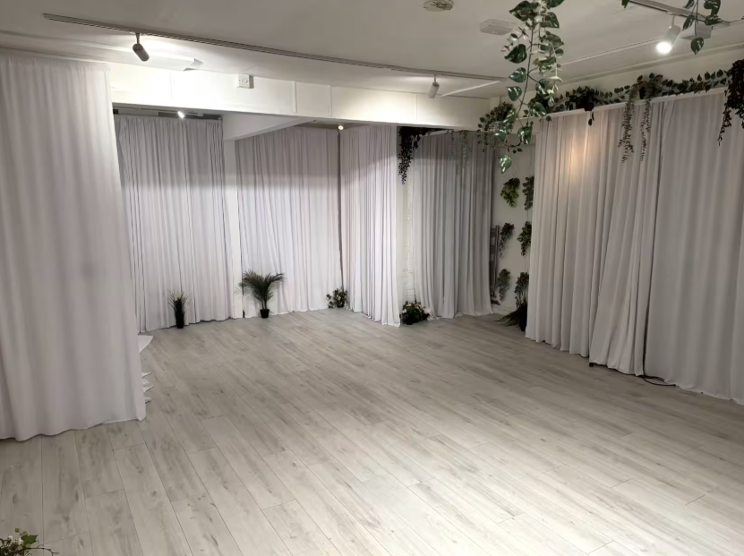 Minimalist event space with wood floors, ideal for customizable workshops and corporate staging.