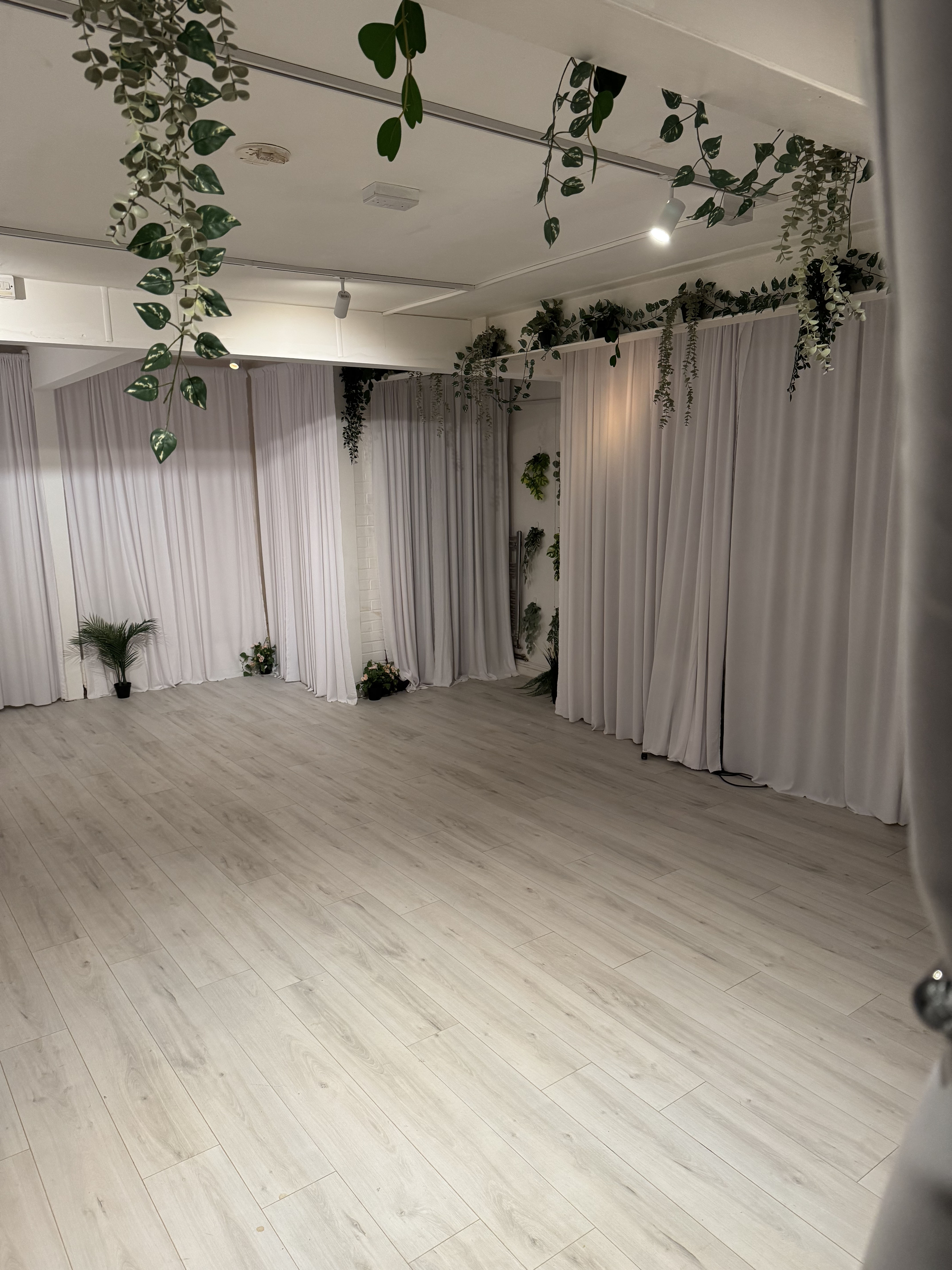 Studio - jwjwcj5zgoa.jpg