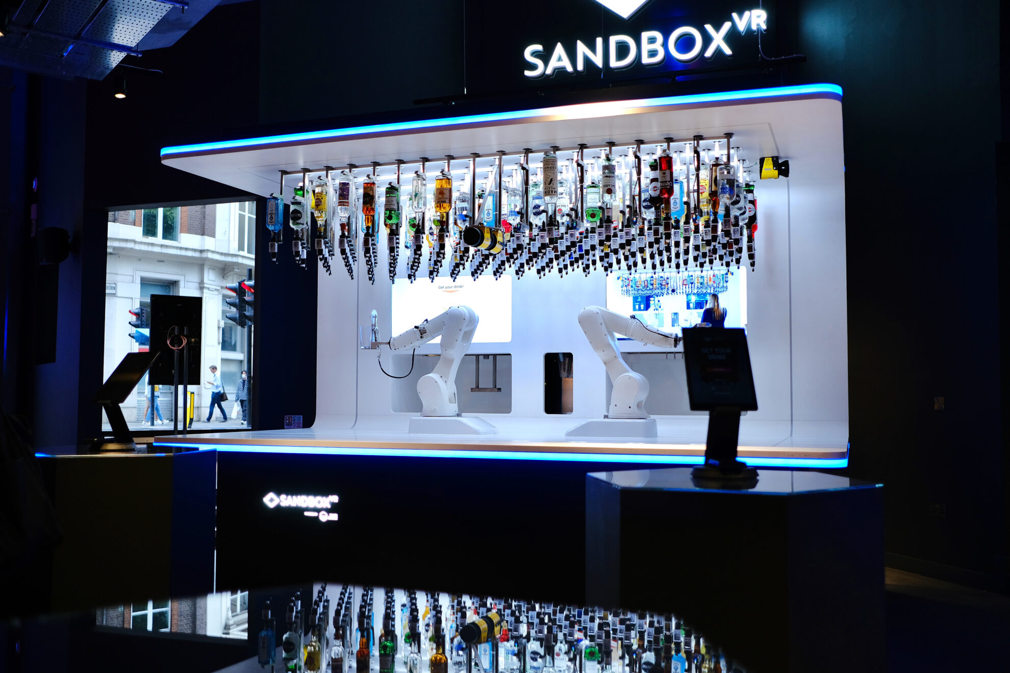 Makr Shakr robot makes cocktails at ...