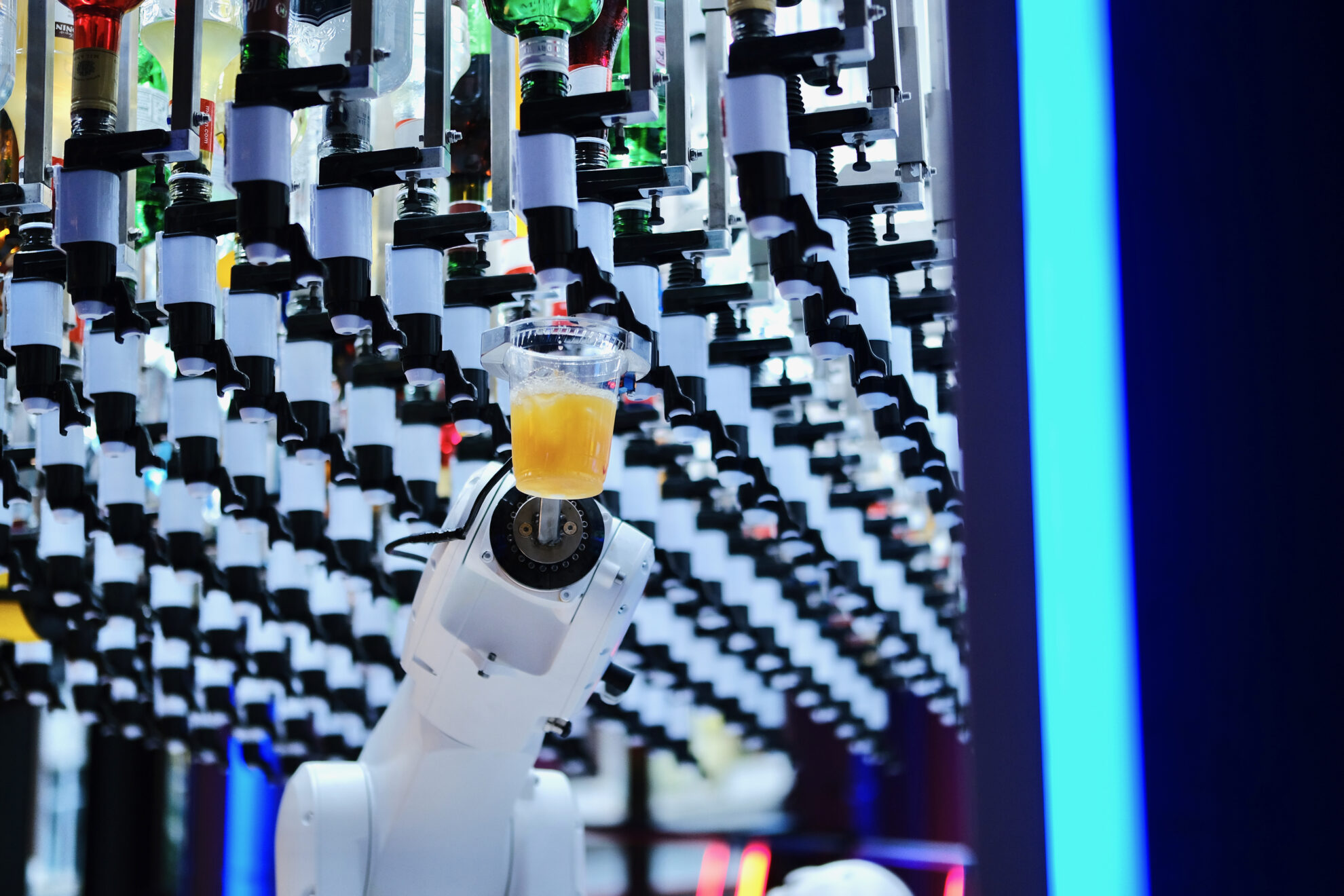 Makr Shakr robot makes cocktails at ...