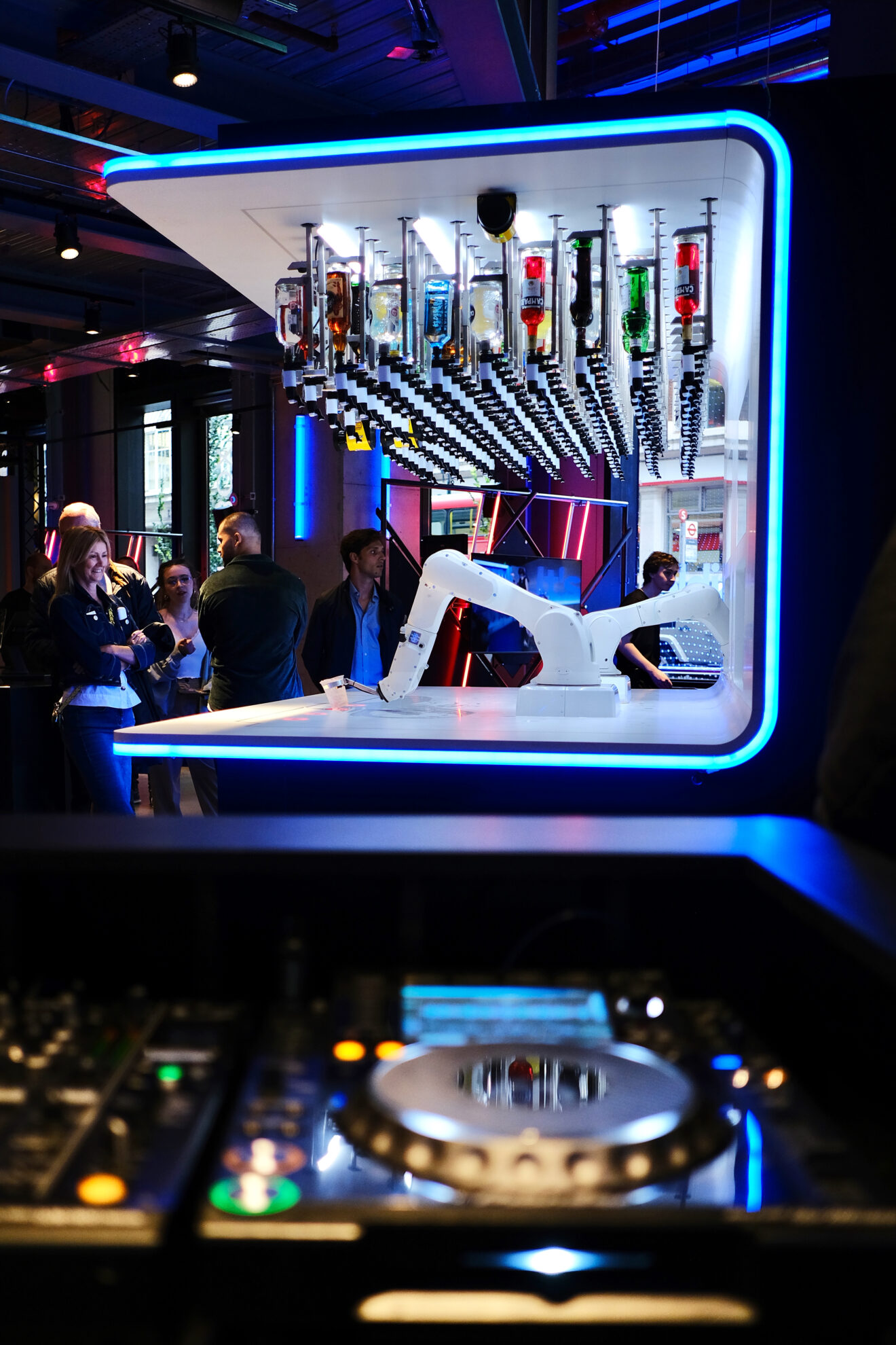 Makr Shakr robot makes cocktails at ...