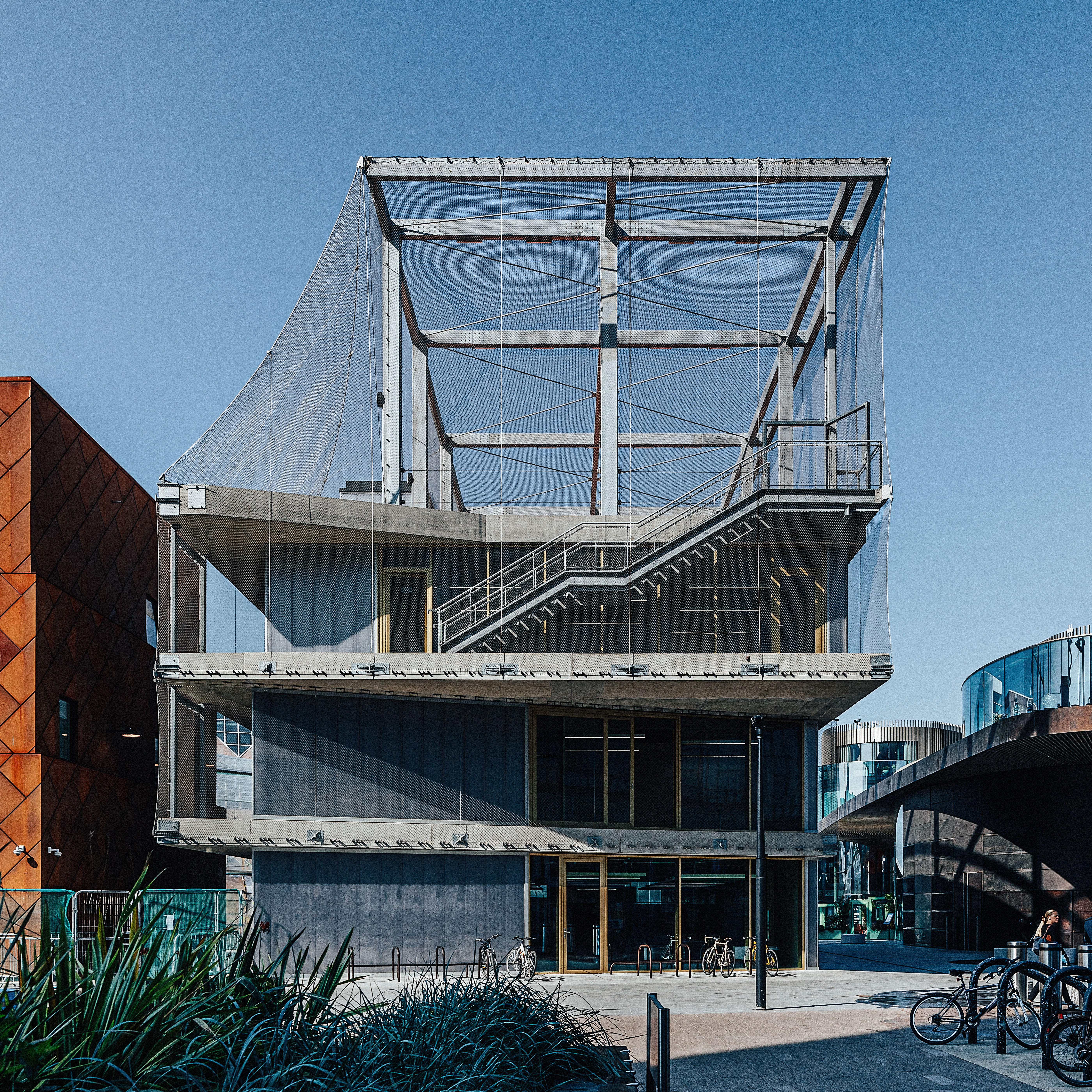 Rooftop Basketball Court - k43xriimy0k.jpg