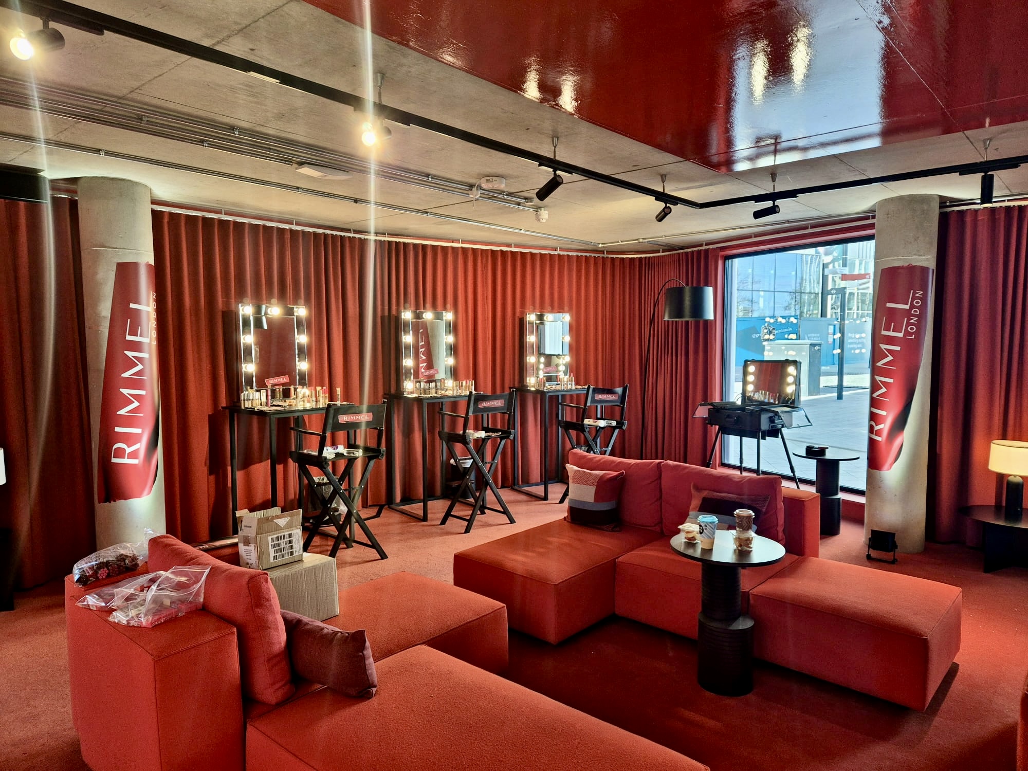 Salon - 47f1a354-46d8-4812-a7a5-67e51e5de1af.jpg