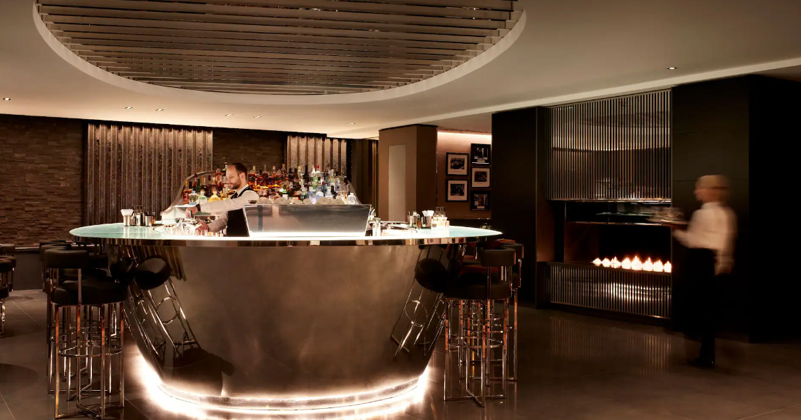 Upscale hotel bar at Hyatt Regency London, perfect for VIP receptions and corporate networking.