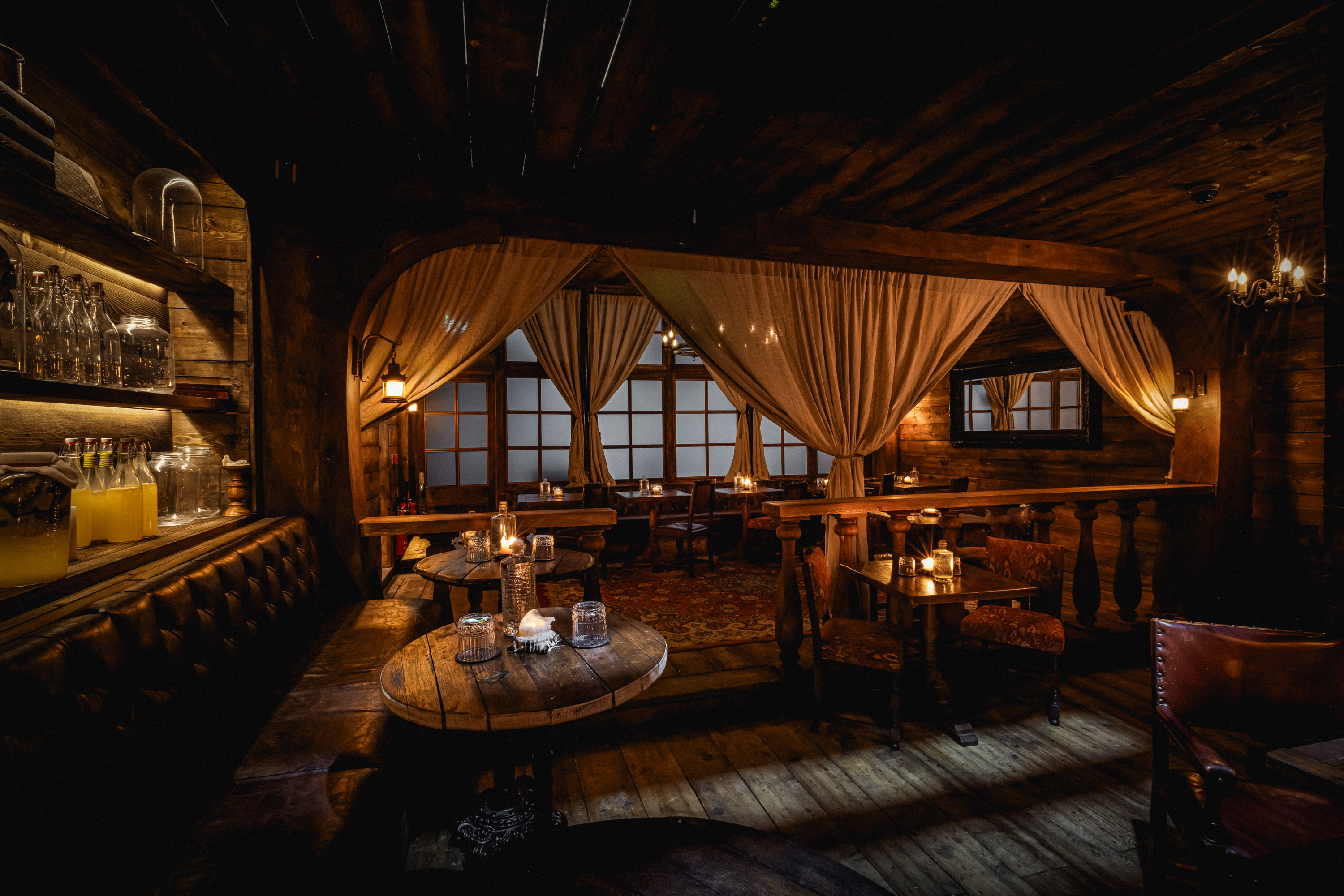 Captain’s Quarters: Rustic VIP dining room for exclusive corporate events and networking mixers.