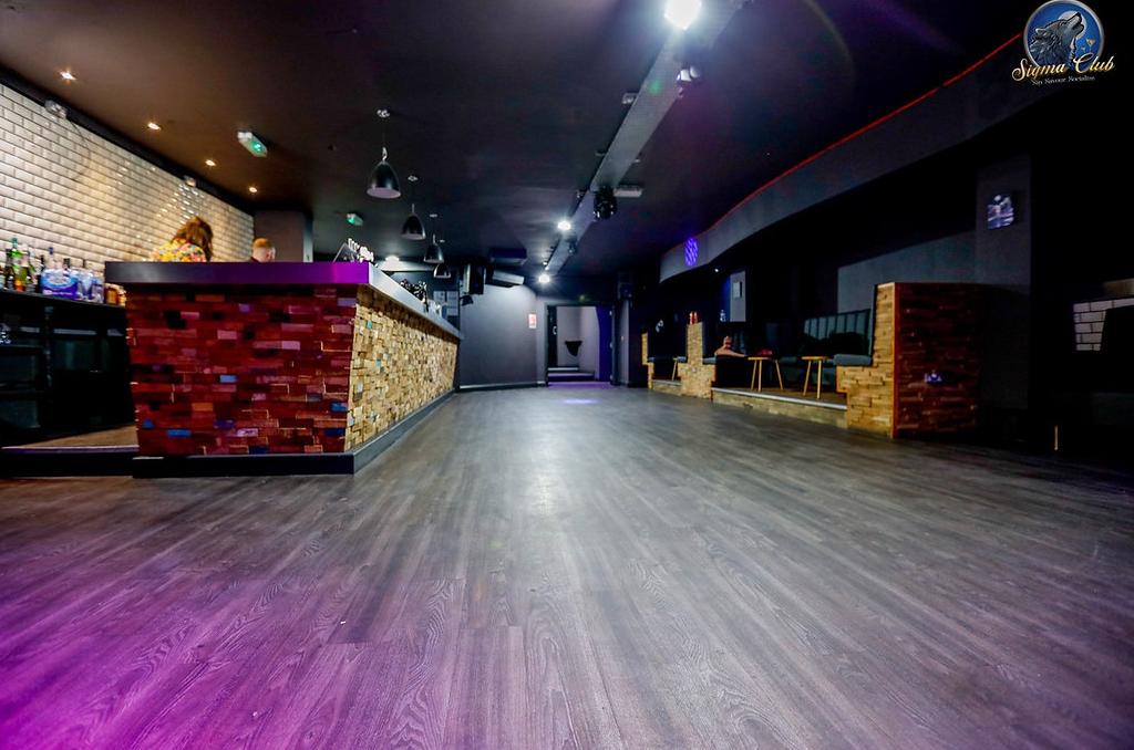 Sigma Club industrial venue with central bar, perfect for networking mixers and launch events.