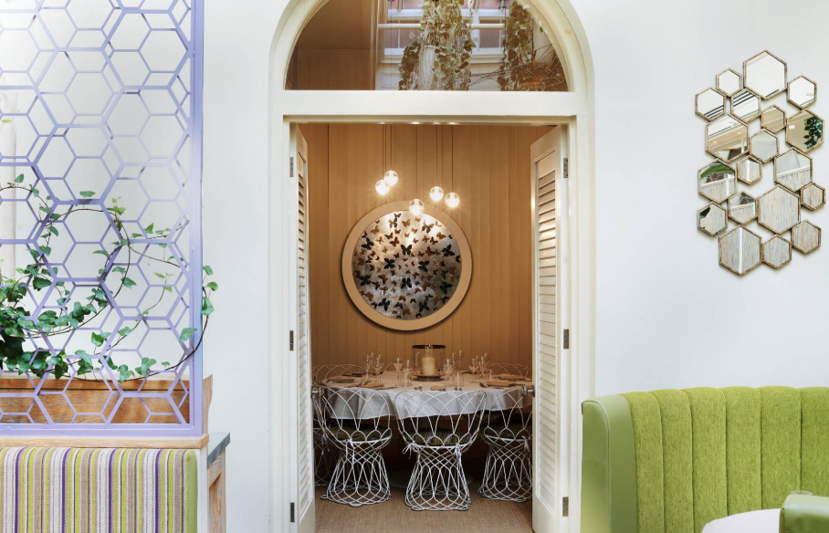 Private dining room with circular table in Cigalon, ideal for intimate gatherings or meetings.