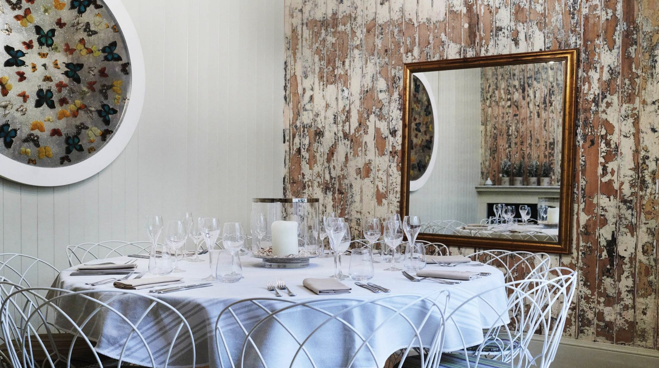 Elegant private dining room in Cigalon, ideal for intimate corporate events.