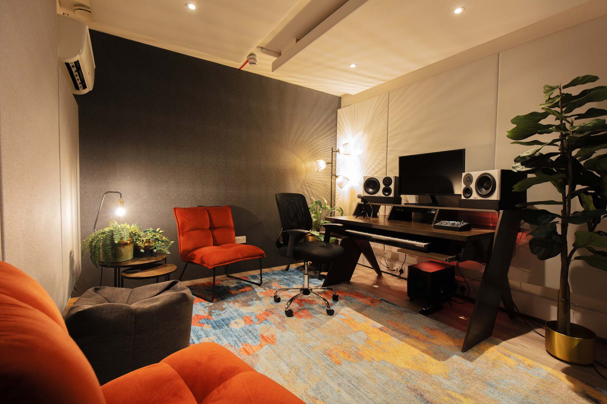 Modern West London studio with cozy seating for meetings and hybrid events.