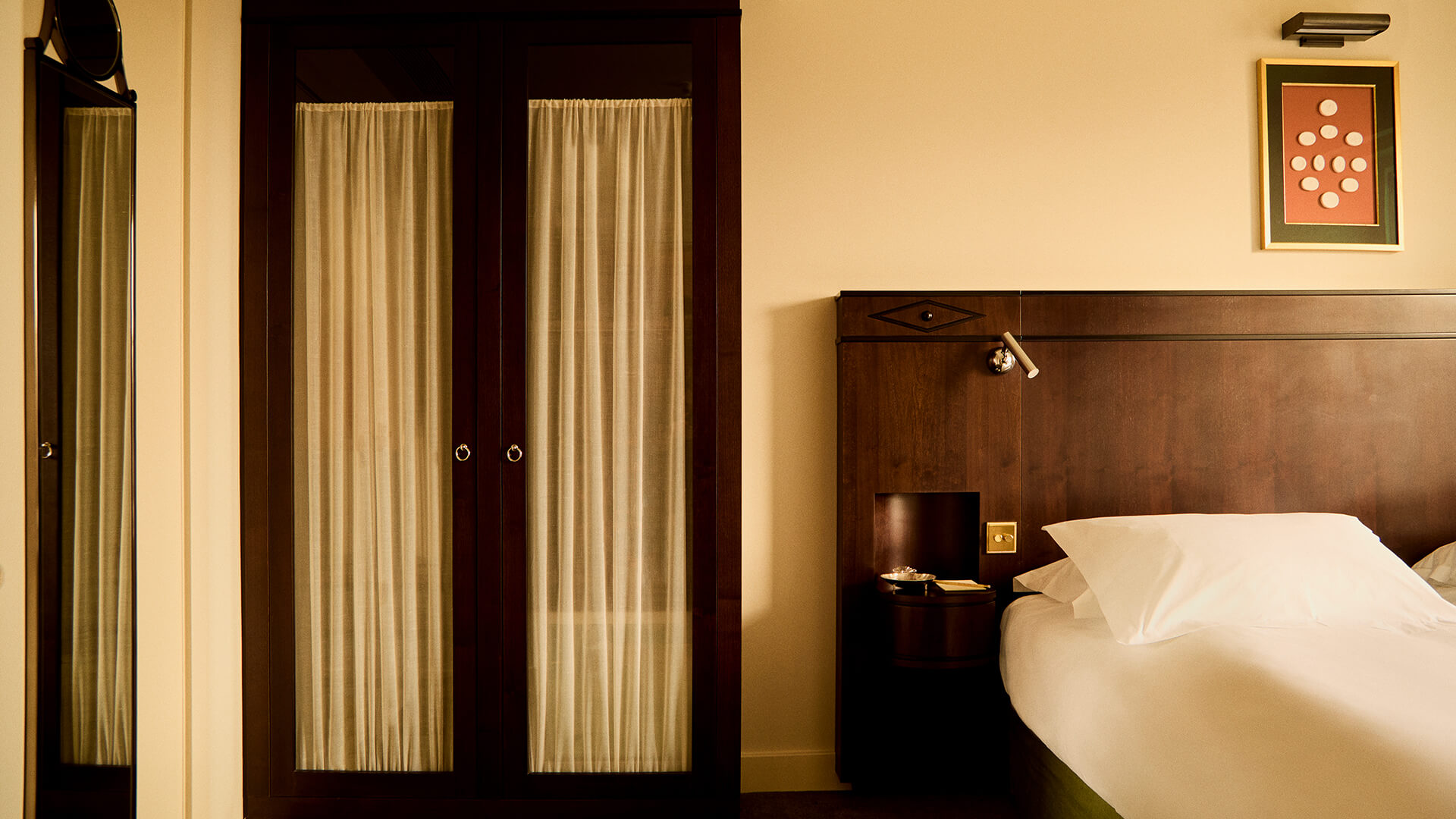 Standard guest room at Bar Pondicherry, Grand Hotel Bellevue London for business travel events.