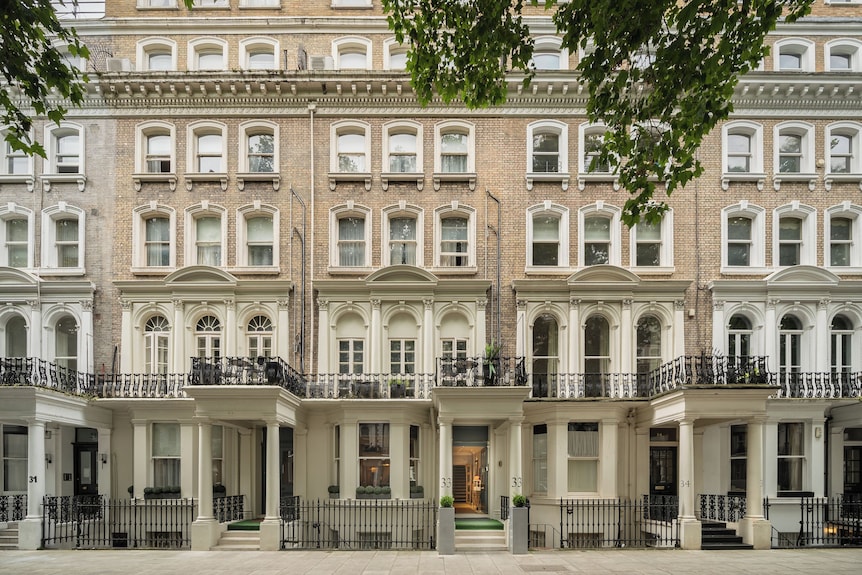 Luxury London townhouse facade for exclusive boutique conferences and sophisticated board meetings.