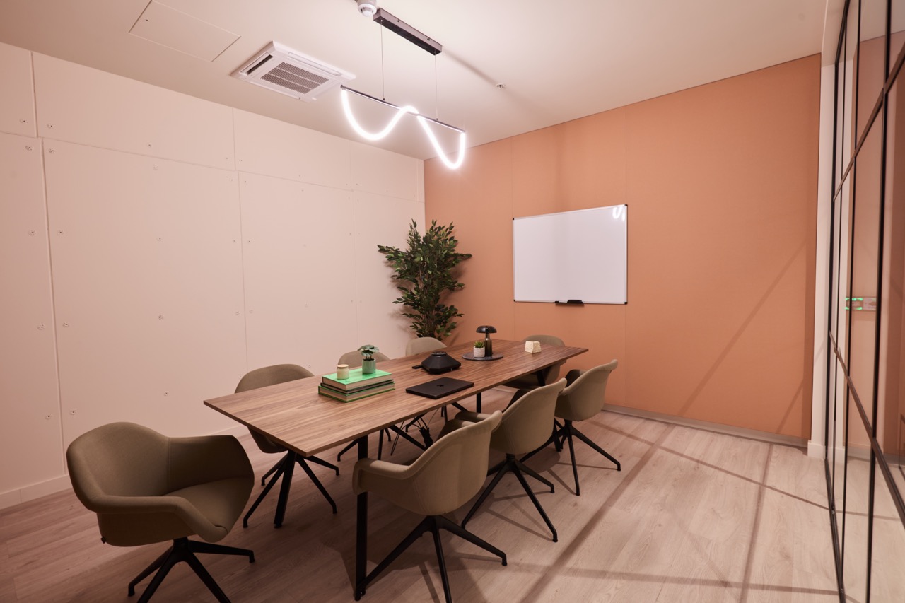 Modern meeting room in Qube Elephant Lounge for collaboration and workshops.