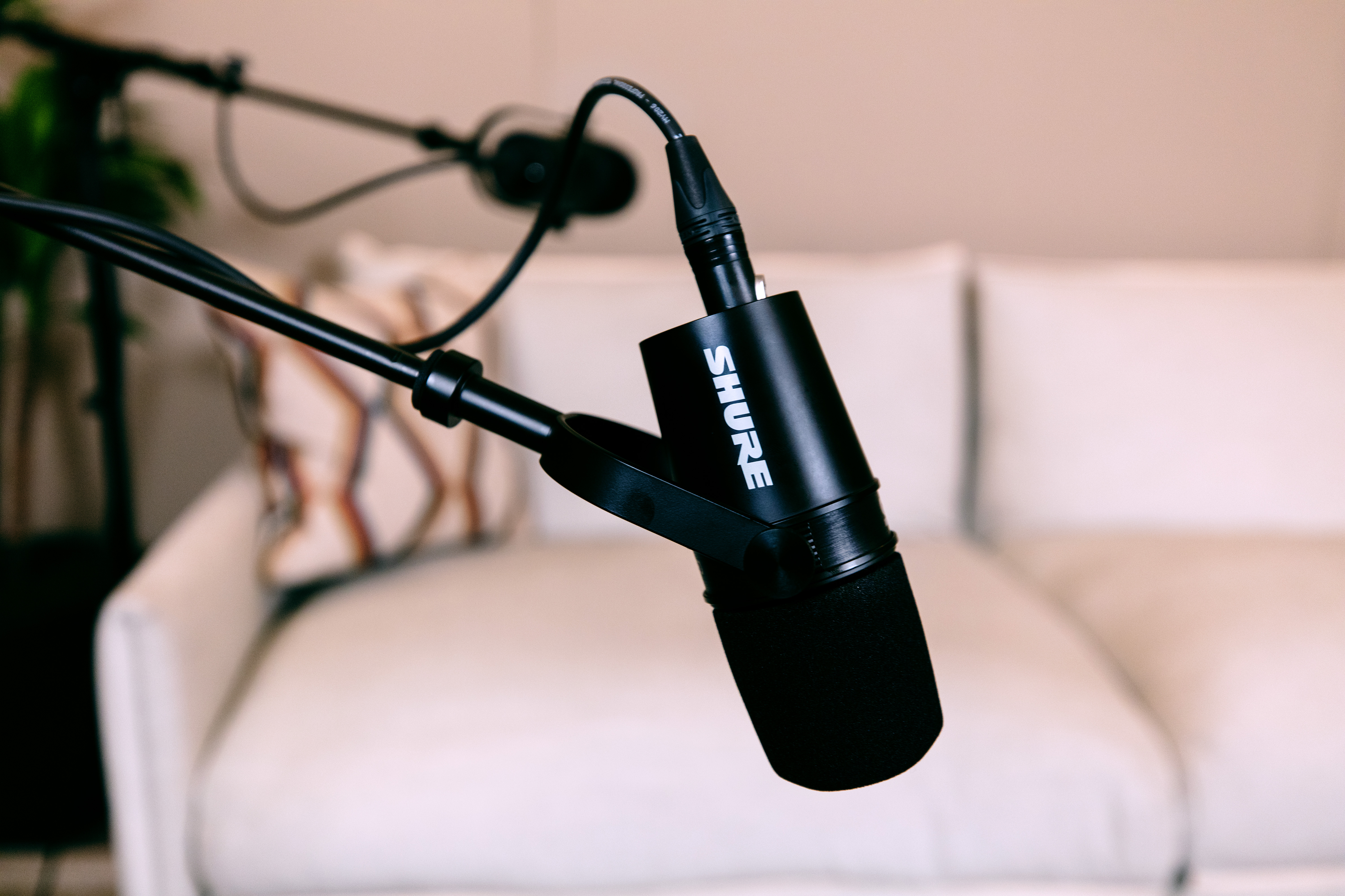 Premium podcast studio with Shure microphone, ideal for interviews and recordings.