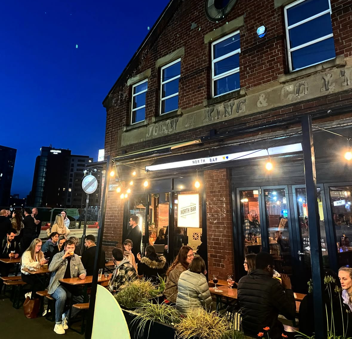 North Bar Aire Park: Urban casual venue for networking and team building with outdoor seating.